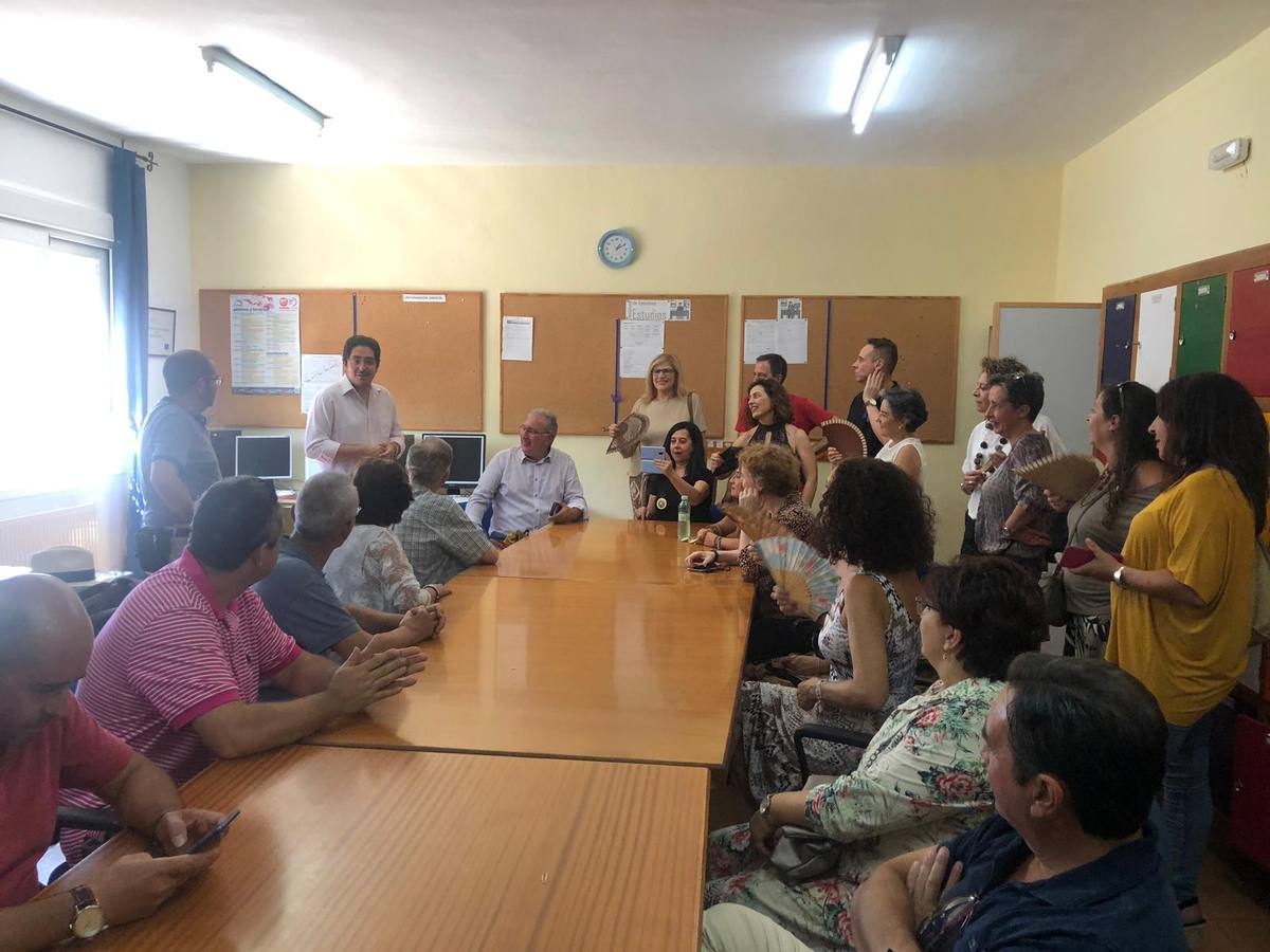 Unos 40 alumnos del Instituto de Enseñanza Secundaria 'Ramón Carande' han vivido este pasado fin de semana un emotivo reencuentro junto a algunos de los profesores que les dieron clase en este centro de Jerez de los Caballeros hace 35 años: Carlos García, profesor de Geografía e Historia; Adoración Barrial, profesora de Lengua y Literatura; José Armenta, profesor de Latín y Carmen Losa, profesora de Inglés. 