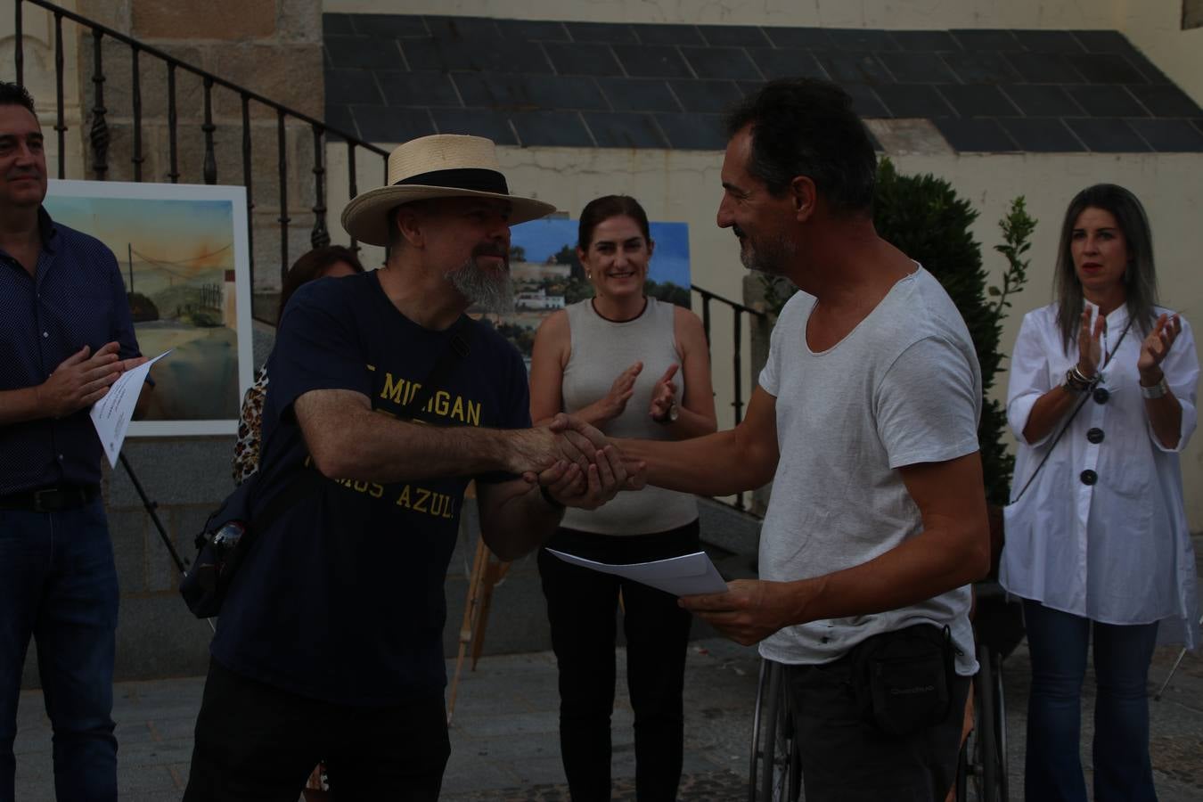 El cacereño Federico Plasencia Chacón se ha alzado, hoy, con el primer premio, dotado con 1.000 euros, del XV Concurso de Pintura al Aire Libre 'Francisco Benavides'. Blas Tomás Ibáñez, de Ontiyent, ha conseguido el segundo premio, dotado con 700 euros, y Carlos Santos Marques, de Lisboa, el tercer premio, dotado con 400 euros.Desde primera hora de la mañana, los participantes han elegido el lugar y la técnica a utilizar en sus respectivos lienzos que, una vez finalizado el Concurso, se han expuesto en la Plaza de España. El citado Concurso, organizado por el Ayuntamiento, a través de la Concejalía de Cultura y la Universidad Popular del municipio con el apoyo de la Diputación de Badajoz, ha realzado, un año más, la riqueza patrimonial de Jerez de los Caballeros, Conjunto Histórico artístico y monumental, siendo sus paisajes, iglesias, parques, fuentes y gentes los principales protagonistas. 