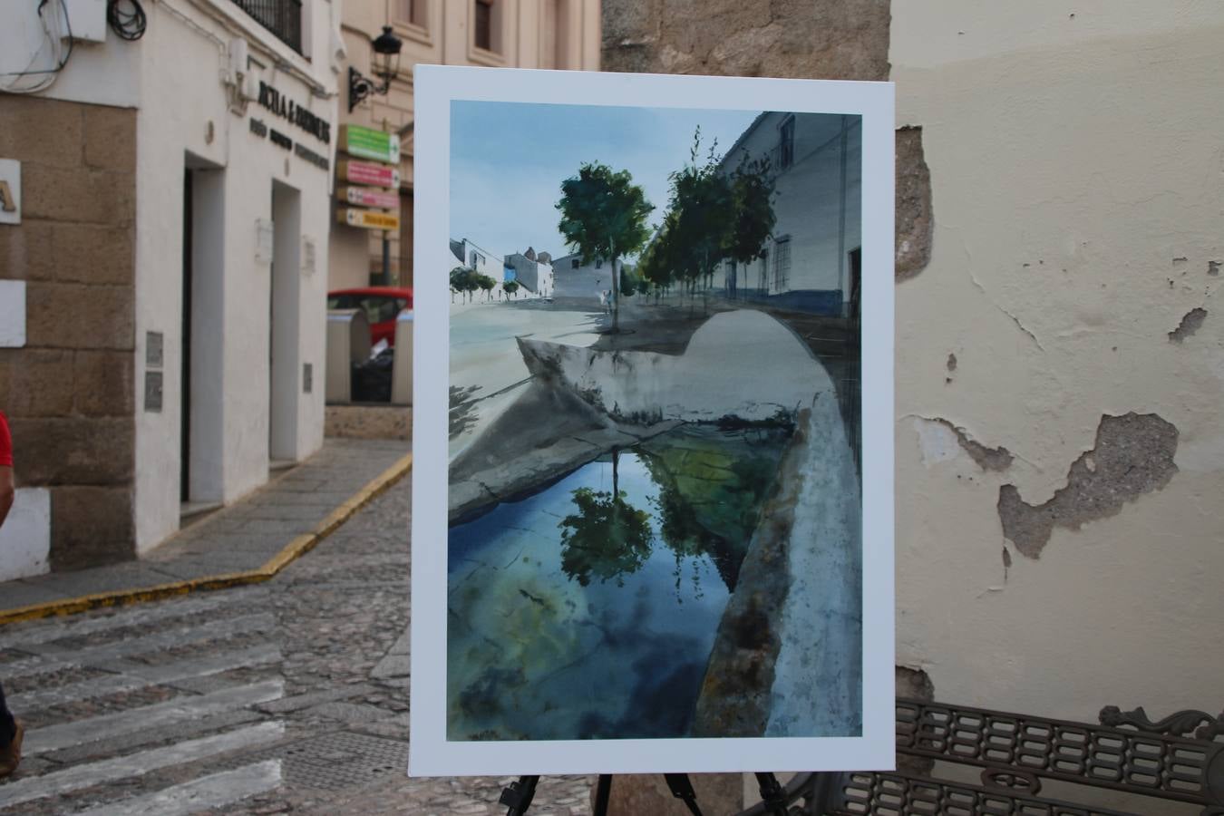 El cacereño Federico Plasencia Chacón se ha alzado, hoy, con el primer premio, dotado con 1.000 euros, del XV Concurso de Pintura al Aire Libre 'Francisco Benavides'. Blas Tomás Ibáñez, de Ontiyent, ha conseguido el segundo premio, dotado con 700 euros, y Carlos Santos Marques, de Lisboa, el tercer premio, dotado con 400 euros.Desde primera hora de la mañana, los participantes han elegido el lugar y la técnica a utilizar en sus respectivos lienzos que, una vez finalizado el Concurso, se han expuesto en la Plaza de España. El citado Concurso, organizado por el Ayuntamiento, a través de la Concejalía de Cultura y la Universidad Popular del municipio con el apoyo de la Diputación de Badajoz, ha realzado, un año más, la riqueza patrimonial de Jerez de los Caballeros, Conjunto Histórico artístico y monumental, siendo sus paisajes, iglesias, parques, fuentes y gentes los principales protagonistas. 