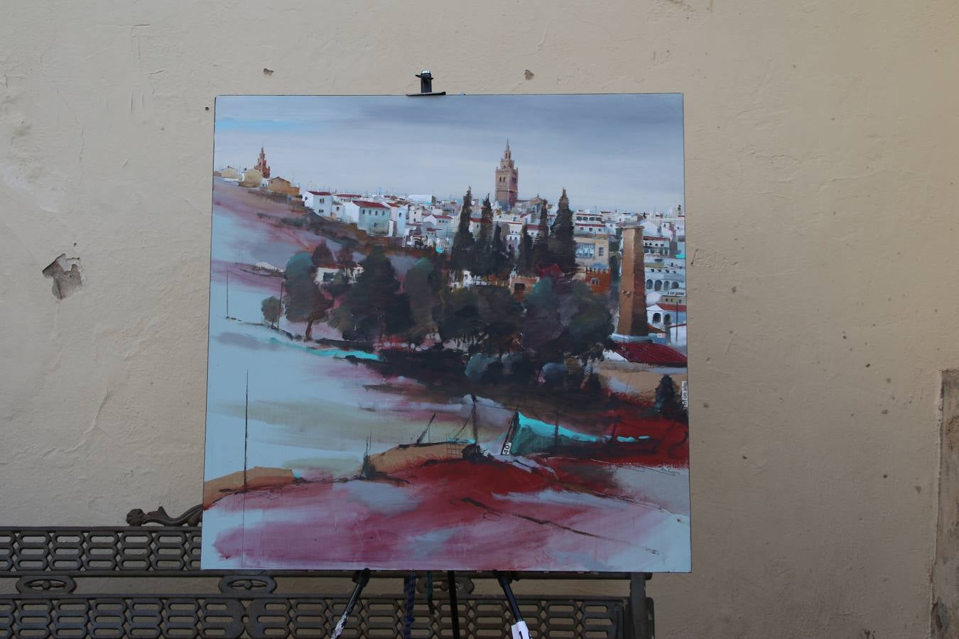 El cacereño Federico Plasencia Chacón se ha alzado, hoy, con el primer premio, dotado con 1.000 euros, del XV Concurso de Pintura al Aire Libre 'Francisco Benavides'. Blas Tomás Ibáñez, de Ontiyent, ha conseguido el segundo premio, dotado con 700 euros, y Carlos Santos Marques, de Lisboa, el tercer premio, dotado con 400 euros.Desde primera hora de la mañana, los participantes han elegido el lugar y la técnica a utilizar en sus respectivos lienzos que, una vez finalizado el Concurso, se han expuesto en la Plaza de España. El citado Concurso, organizado por el Ayuntamiento, a través de la Concejalía de Cultura y la Universidad Popular del municipio con el apoyo de la Diputación de Badajoz, ha realzado, un año más, la riqueza patrimonial de Jerez de los Caballeros, Conjunto Histórico artístico y monumental, siendo sus paisajes, iglesias, parques, fuentes y gentes los principales protagonistas. 