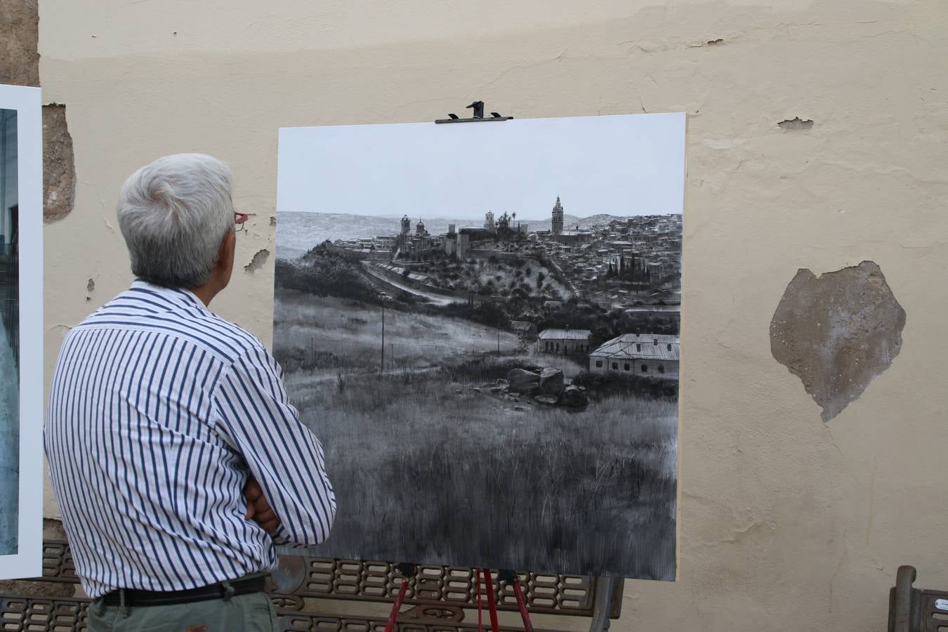 El cacereño Federico Plasencia Chacón se ha alzado, hoy, con el primer premio, dotado con 1.000 euros, del XV Concurso de Pintura al Aire Libre 'Francisco Benavides'. Blas Tomás Ibáñez, de Ontiyent, ha conseguido el segundo premio, dotado con 700 euros, y Carlos Santos Marques, de Lisboa, el tercer premio, dotado con 400 euros.Desde primera hora de la mañana, los participantes han elegido el lugar y la técnica a utilizar en sus respectivos lienzos que, una vez finalizado el Concurso, se han expuesto en la Plaza de España. El citado Concurso, organizado por el Ayuntamiento, a través de la Concejalía de Cultura y la Universidad Popular del municipio con el apoyo de la Diputación de Badajoz, ha realzado, un año más, la riqueza patrimonial de Jerez de los Caballeros, Conjunto Histórico artístico y monumental, siendo sus paisajes, iglesias, parques, fuentes y gentes los principales protagonistas. 