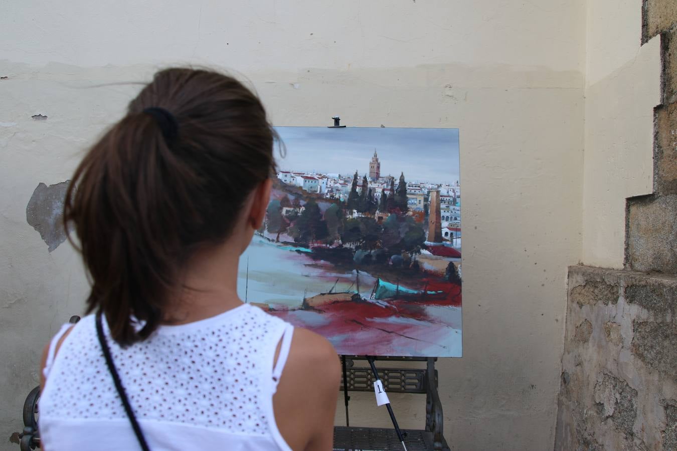 El cacereño Federico Plasencia Chacón se ha alzado, hoy, con el primer premio, dotado con 1.000 euros, del XV Concurso de Pintura al Aire Libre 'Francisco Benavides'. Blas Tomás Ibáñez, de Ontiyent, ha conseguido el segundo premio, dotado con 700 euros, y Carlos Santos Marques, de Lisboa, el tercer premio, dotado con 400 euros.Desde primera hora de la mañana, los participantes han elegido el lugar y la técnica a utilizar en sus respectivos lienzos que, una vez finalizado el Concurso, se han expuesto en la Plaza de España. El citado Concurso, organizado por el Ayuntamiento, a través de la Concejalía de Cultura y la Universidad Popular del municipio con el apoyo de la Diputación de Badajoz, ha realzado, un año más, la riqueza patrimonial de Jerez de los Caballeros, Conjunto Histórico artístico y monumental, siendo sus paisajes, iglesias, parques, fuentes y gentes los principales protagonistas. 