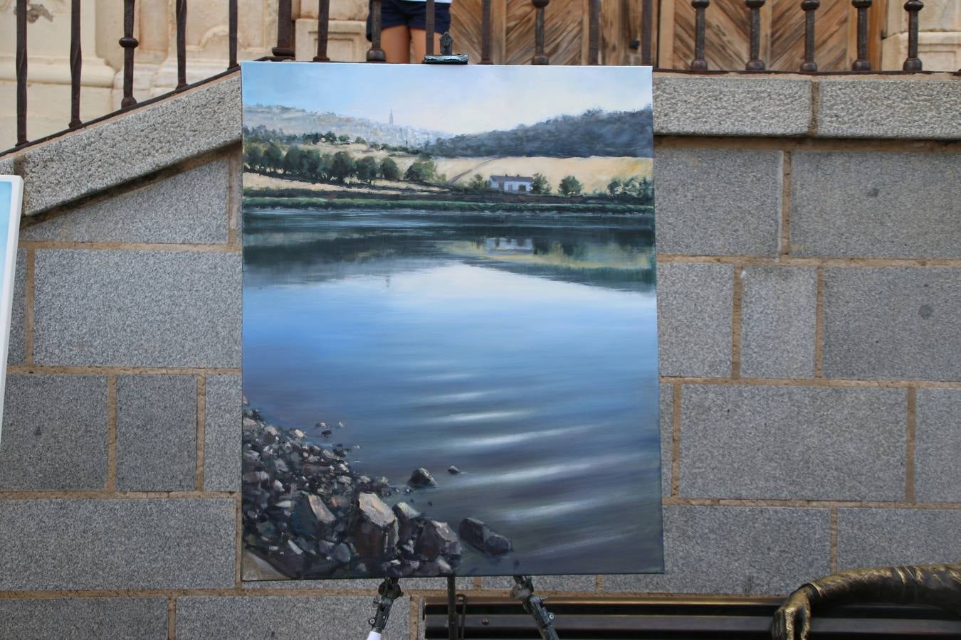 El cacereño Federico Plasencia Chacón se ha alzado, hoy, con el primer premio, dotado con 1.000 euros, del XV Concurso de Pintura al Aire Libre 'Francisco Benavides'. Blas Tomás Ibáñez, de Ontiyent, ha conseguido el segundo premio, dotado con 700 euros, y Carlos Santos Marques, de Lisboa, el tercer premio, dotado con 400 euros.Desde primera hora de la mañana, los participantes han elegido el lugar y la técnica a utilizar en sus respectivos lienzos que, una vez finalizado el Concurso, se han expuesto en la Plaza de España. El citado Concurso, organizado por el Ayuntamiento, a través de la Concejalía de Cultura y la Universidad Popular del municipio con el apoyo de la Diputación de Badajoz, ha realzado, un año más, la riqueza patrimonial de Jerez de los Caballeros, Conjunto Histórico artístico y monumental, siendo sus paisajes, iglesias, parques, fuentes y gentes los principales protagonistas. 