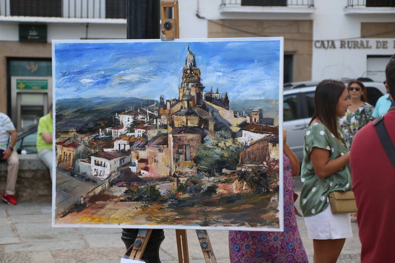 El cacereño Federico Plasencia Chacón se ha alzado, hoy, con el primer premio, dotado con 1.000 euros, del XV Concurso de Pintura al Aire Libre 'Francisco Benavides'. Blas Tomás Ibáñez, de Ontiyent, ha conseguido el segundo premio, dotado con 700 euros, y Carlos Santos Marques, de Lisboa, el tercer premio, dotado con 400 euros.Desde primera hora de la mañana, los participantes han elegido el lugar y la técnica a utilizar en sus respectivos lienzos que, una vez finalizado el Concurso, se han expuesto en la Plaza de España. El citado Concurso, organizado por el Ayuntamiento, a través de la Concejalía de Cultura y la Universidad Popular del municipio con el apoyo de la Diputación de Badajoz, ha realzado, un año más, la riqueza patrimonial de Jerez de los Caballeros, Conjunto Histórico artístico y monumental, siendo sus paisajes, iglesias, parques, fuentes y gentes los principales protagonistas. 
