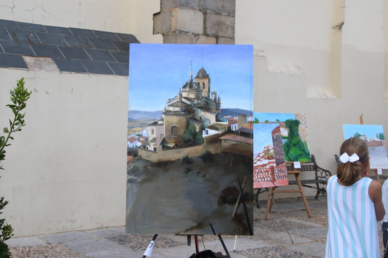 El cacereño Federico Plasencia Chacón se ha alzado, hoy, con el primer premio, dotado con 1.000 euros, del XV Concurso de Pintura al Aire Libre 'Francisco Benavides'. Blas Tomás Ibáñez, de Ontiyent, ha conseguido el segundo premio, dotado con 700 euros, y Carlos Santos Marques, de Lisboa, el tercer premio, dotado con 400 euros.Desde primera hora de la mañana, los participantes han elegido el lugar y la técnica a utilizar en sus respectivos lienzos que, una vez finalizado el Concurso, se han expuesto en la Plaza de España. El citado Concurso, organizado por el Ayuntamiento, a través de la Concejalía de Cultura y la Universidad Popular del municipio con el apoyo de la Diputación de Badajoz, ha realzado, un año más, la riqueza patrimonial de Jerez de los Caballeros, Conjunto Histórico artístico y monumental, siendo sus paisajes, iglesias, parques, fuentes y gentes los principales protagonistas. 
