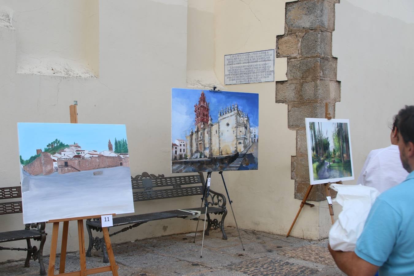 El cacereño Federico Plasencia Chacón se ha alzado, hoy, con el primer premio, dotado con 1.000 euros, del XV Concurso de Pintura al Aire Libre 'Francisco Benavides'. Blas Tomás Ibáñez, de Ontiyent, ha conseguido el segundo premio, dotado con 700 euros, y Carlos Santos Marques, de Lisboa, el tercer premio, dotado con 400 euros.Desde primera hora de la mañana, los participantes han elegido el lugar y la técnica a utilizar en sus respectivos lienzos que, una vez finalizado el Concurso, se han expuesto en la Plaza de España. El citado Concurso, organizado por el Ayuntamiento, a través de la Concejalía de Cultura y la Universidad Popular del municipio con el apoyo de la Diputación de Badajoz, ha realzado, un año más, la riqueza patrimonial de Jerez de los Caballeros, Conjunto Histórico artístico y monumental, siendo sus paisajes, iglesias, parques, fuentes y gentes los principales protagonistas. 