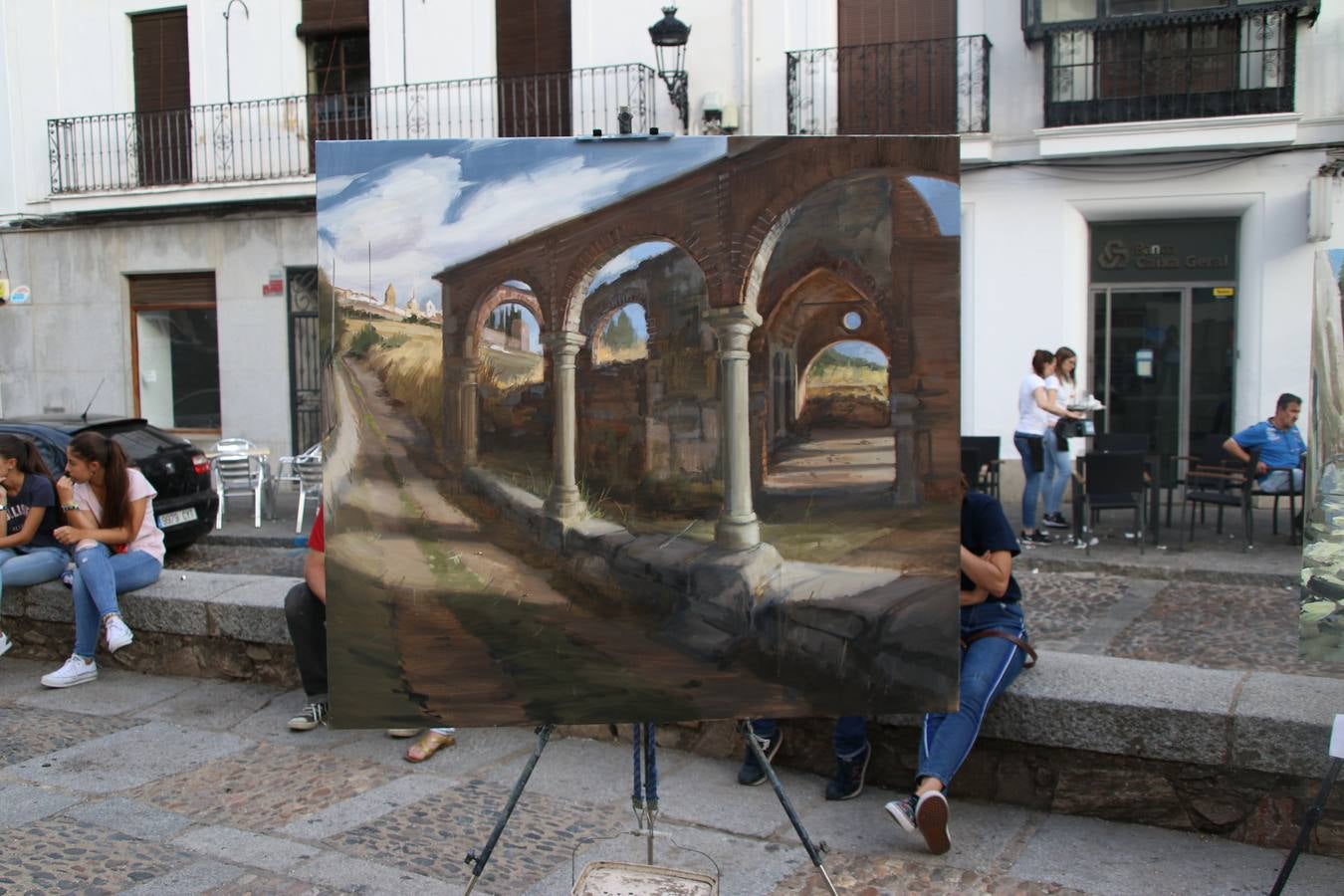 El cacereño Federico Plasencia Chacón se ha alzado, hoy, con el primer premio, dotado con 1.000 euros, del XV Concurso de Pintura al Aire Libre 'Francisco Benavides'. Blas Tomás Ibáñez, de Ontiyent, ha conseguido el segundo premio, dotado con 700 euros, y Carlos Santos Marques, de Lisboa, el tercer premio, dotado con 400 euros.Desde primera hora de la mañana, los participantes han elegido el lugar y la técnica a utilizar en sus respectivos lienzos que, una vez finalizado el Concurso, se han expuesto en la Plaza de España. El citado Concurso, organizado por el Ayuntamiento, a través de la Concejalía de Cultura y la Universidad Popular del municipio con el apoyo de la Diputación de Badajoz, ha realzado, un año más, la riqueza patrimonial de Jerez de los Caballeros, Conjunto Histórico artístico y monumental, siendo sus paisajes, iglesias, parques, fuentes y gentes los principales protagonistas. 
