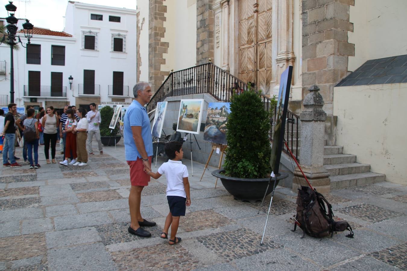 El cacereño Federico Plasencia Chacón se ha alzado, hoy, con el primer premio, dotado con 1.000 euros, del XV Concurso de Pintura al Aire Libre 'Francisco Benavides'. Blas Tomás Ibáñez, de Ontiyent, ha conseguido el segundo premio, dotado con 700 euros, y Carlos Santos Marques, de Lisboa, el tercer premio, dotado con 400 euros.Desde primera hora de la mañana, los participantes han elegido el lugar y la técnica a utilizar en sus respectivos lienzos que, una vez finalizado el Concurso, se han expuesto en la Plaza de España. El citado Concurso, organizado por el Ayuntamiento, a través de la Concejalía de Cultura y la Universidad Popular del municipio con el apoyo de la Diputación de Badajoz, ha realzado, un año más, la riqueza patrimonial de Jerez de los Caballeros, Conjunto Histórico artístico y monumental, siendo sus paisajes, iglesias, parques, fuentes y gentes los principales protagonistas. 