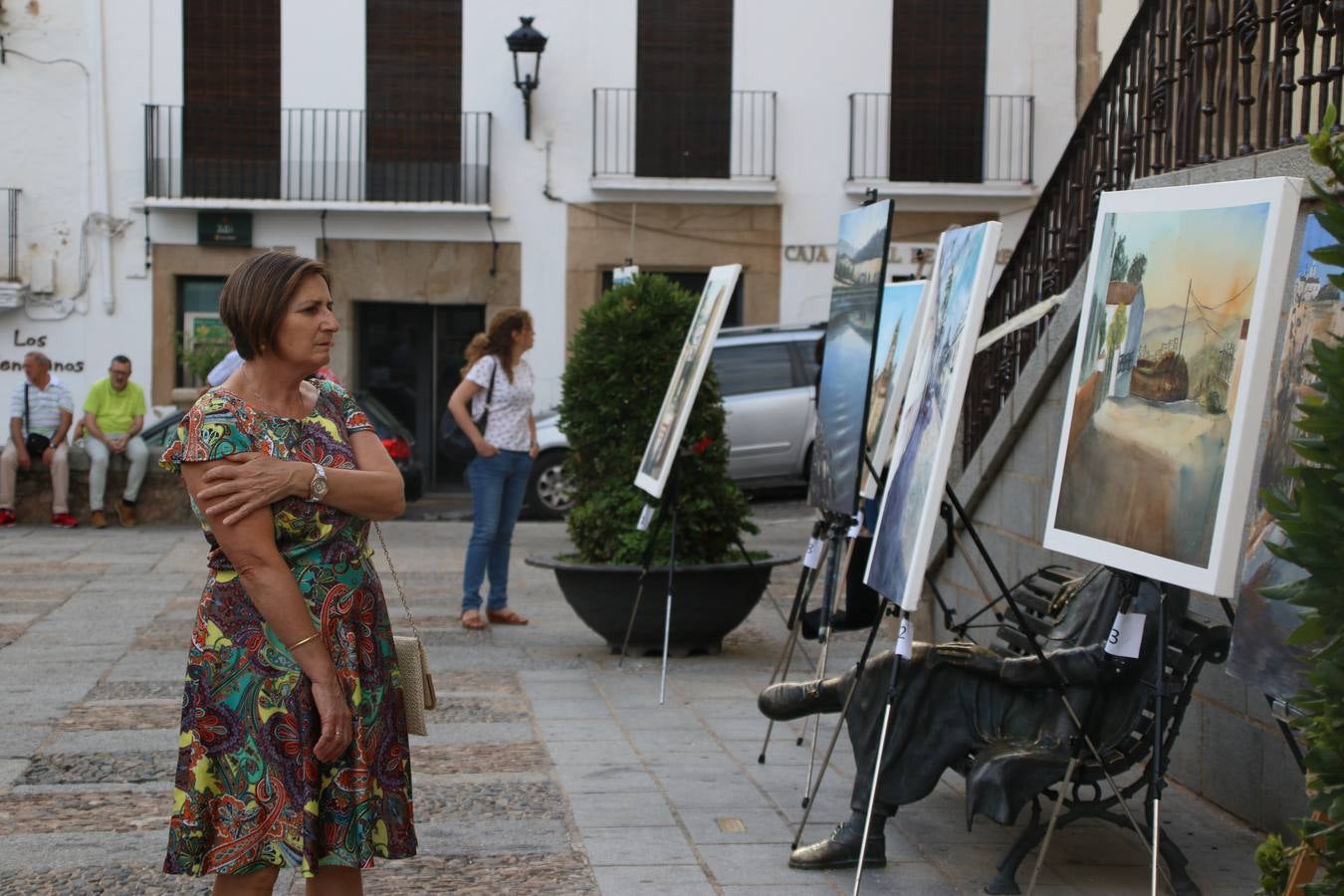 El cacereño Federico Plasencia Chacón se ha alzado, hoy, con el primer premio, dotado con 1.000 euros, del XV Concurso de Pintura al Aire Libre 'Francisco Benavides'. Blas Tomás Ibáñez, de Ontiyent, ha conseguido el segundo premio, dotado con 700 euros, y Carlos Santos Marques, de Lisboa, el tercer premio, dotado con 400 euros.Desde primera hora de la mañana, los participantes han elegido el lugar y la técnica a utilizar en sus respectivos lienzos que, una vez finalizado el Concurso, se han expuesto en la Plaza de España. El citado Concurso, organizado por el Ayuntamiento, a través de la Concejalía de Cultura y la Universidad Popular del municipio con el apoyo de la Diputación de Badajoz, ha realzado, un año más, la riqueza patrimonial de Jerez de los Caballeros, Conjunto Histórico artístico y monumental, siendo sus paisajes, iglesias, parques, fuentes y gentes los principales protagonistas. 