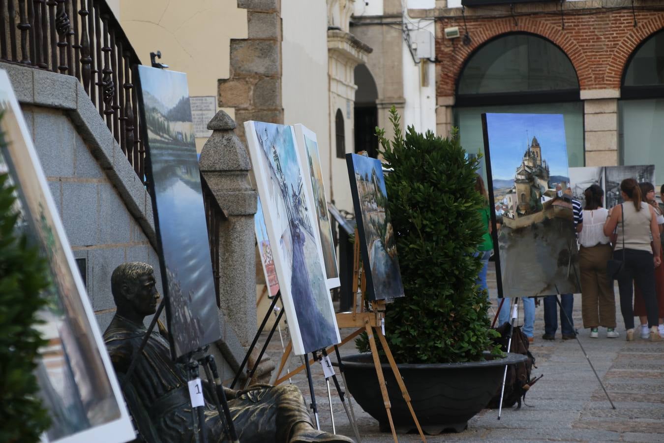 El cacereño Federico Plasencia Chacón se ha alzado, hoy, con el primer premio, dotado con 1.000 euros, del XV Concurso de Pintura al Aire Libre 'Francisco Benavides'. Blas Tomás Ibáñez, de Ontiyent, ha conseguido el segundo premio, dotado con 700 euros, y Carlos Santos Marques, de Lisboa, el tercer premio, dotado con 400 euros.Desde primera hora de la mañana, los participantes han elegido el lugar y la técnica a utilizar en sus respectivos lienzos que, una vez finalizado el Concurso, se han expuesto en la Plaza de España. El citado Concurso, organizado por el Ayuntamiento, a través de la Concejalía de Cultura y la Universidad Popular del municipio con el apoyo de la Diputación de Badajoz, ha realzado, un año más, la riqueza patrimonial de Jerez de los Caballeros, Conjunto Histórico artístico y monumental, siendo sus paisajes, iglesias, parques, fuentes y gentes los principales protagonistas. 