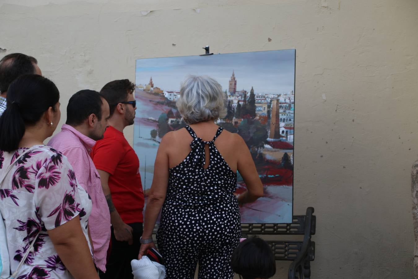 El cacereño Federico Plasencia Chacón se ha alzado, hoy, con el primer premio, dotado con 1.000 euros, del XV Concurso de Pintura al Aire Libre 'Francisco Benavides'. Blas Tomás Ibáñez, de Ontiyent, ha conseguido el segundo premio, dotado con 700 euros, y Carlos Santos Marques, de Lisboa, el tercer premio, dotado con 400 euros.Desde primera hora de la mañana, los participantes han elegido el lugar y la técnica a utilizar en sus respectivos lienzos que, una vez finalizado el Concurso, se han expuesto en la Plaza de España. El citado Concurso, organizado por el Ayuntamiento, a través de la Concejalía de Cultura y la Universidad Popular del municipio con el apoyo de la Diputación de Badajoz, ha realzado, un año más, la riqueza patrimonial de Jerez de los Caballeros, Conjunto Histórico artístico y monumental, siendo sus paisajes, iglesias, parques, fuentes y gentes los principales protagonistas. 