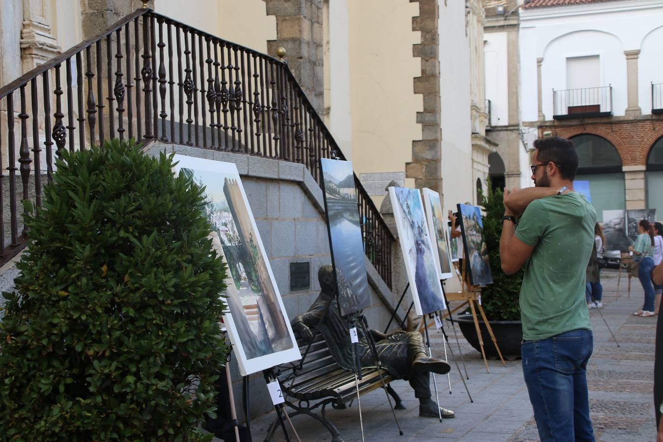 El cacereño Federico Plasencia Chacón se ha alzado, hoy, con el primer premio, dotado con 1.000 euros, del XV Concurso de Pintura al Aire Libre 'Francisco Benavides'. Blas Tomás Ibáñez, de Ontiyent, ha conseguido el segundo premio, dotado con 700 euros, y Carlos Santos Marques, de Lisboa, el tercer premio, dotado con 400 euros.Desde primera hora de la mañana, los participantes han elegido el lugar y la técnica a utilizar en sus respectivos lienzos que, una vez finalizado el Concurso, se han expuesto en la Plaza de España. El citado Concurso, organizado por el Ayuntamiento, a través de la Concejalía de Cultura y la Universidad Popular del municipio con el apoyo de la Diputación de Badajoz, ha realzado, un año más, la riqueza patrimonial de Jerez de los Caballeros, Conjunto Histórico artístico y monumental, siendo sus paisajes, iglesias, parques, fuentes y gentes los principales protagonistas. 