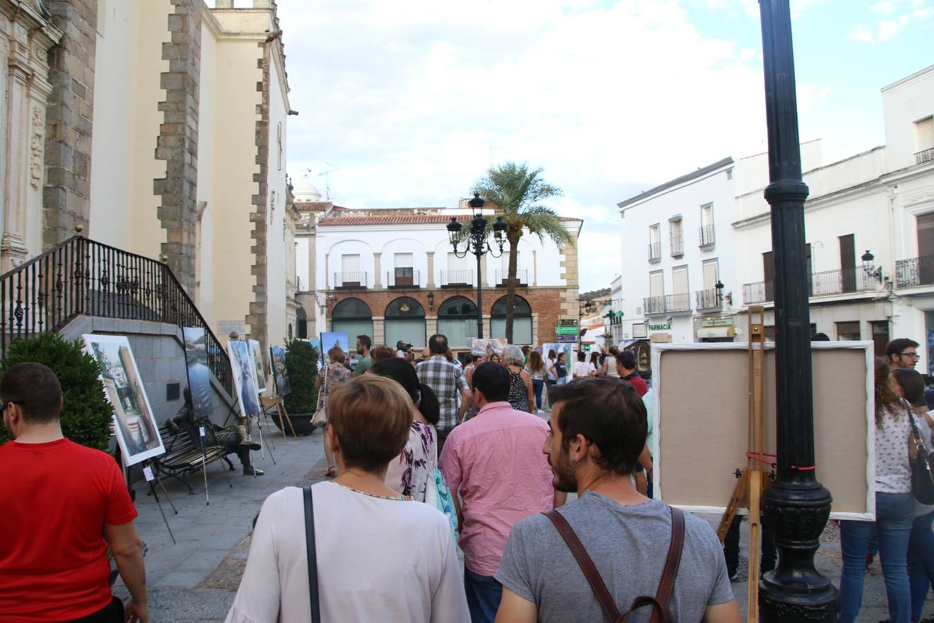 El cacereño Federico Plasencia Chacón se ha alzado, hoy, con el primer premio, dotado con 1.000 euros, del XV Concurso de Pintura al Aire Libre 'Francisco Benavides'. Blas Tomás Ibáñez, de Ontiyent, ha conseguido el segundo premio, dotado con 700 euros, y Carlos Santos Marques, de Lisboa, el tercer premio, dotado con 400 euros.Desde primera hora de la mañana, los participantes han elegido el lugar y la técnica a utilizar en sus respectivos lienzos que, una vez finalizado el Concurso, se han expuesto en la Plaza de España. El citado Concurso, organizado por el Ayuntamiento, a través de la Concejalía de Cultura y la Universidad Popular del municipio con el apoyo de la Diputación de Badajoz, ha realzado, un año más, la riqueza patrimonial de Jerez de los Caballeros, Conjunto Histórico artístico y monumental, siendo sus paisajes, iglesias, parques, fuentes y gentes los principales protagonistas. 
