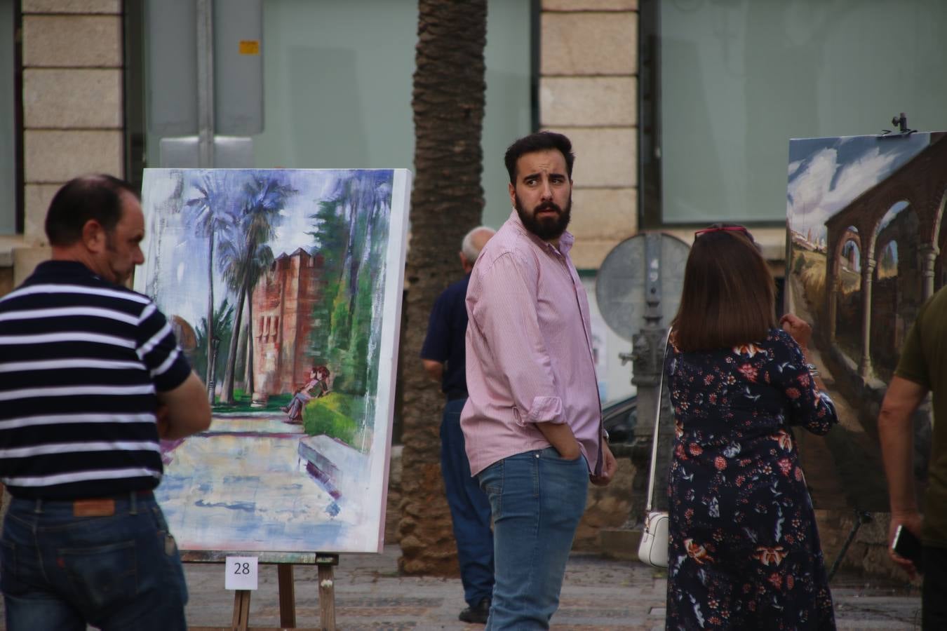 El cacereño Federico Plasencia Chacón se ha alzado, hoy, con el primer premio, dotado con 1.000 euros, del XV Concurso de Pintura al Aire Libre 'Francisco Benavides'. Blas Tomás Ibáñez, de Ontiyent, ha conseguido el segundo premio, dotado con 700 euros, y Carlos Santos Marques, de Lisboa, el tercer premio, dotado con 400 euros.Desde primera hora de la mañana, los participantes han elegido el lugar y la técnica a utilizar en sus respectivos lienzos que, una vez finalizado el Concurso, se han expuesto en la Plaza de España. El citado Concurso, organizado por el Ayuntamiento, a través de la Concejalía de Cultura y la Universidad Popular del municipio con el apoyo de la Diputación de Badajoz, ha realzado, un año más, la riqueza patrimonial de Jerez de los Caballeros, Conjunto Histórico artístico y monumental, siendo sus paisajes, iglesias, parques, fuentes y gentes los principales protagonistas. 
