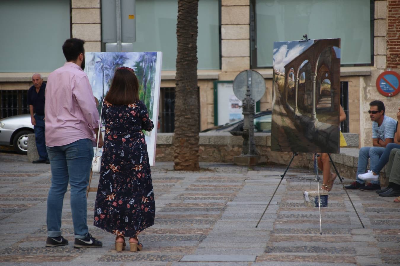 El cacereño Federico Plasencia Chacón se ha alzado, hoy, con el primer premio, dotado con 1.000 euros, del XV Concurso de Pintura al Aire Libre 'Francisco Benavides'. Blas Tomás Ibáñez, de Ontiyent, ha conseguido el segundo premio, dotado con 700 euros, y Carlos Santos Marques, de Lisboa, el tercer premio, dotado con 400 euros.Desde primera hora de la mañana, los participantes han elegido el lugar y la técnica a utilizar en sus respectivos lienzos que, una vez finalizado el Concurso, se han expuesto en la Plaza de España. El citado Concurso, organizado por el Ayuntamiento, a través de la Concejalía de Cultura y la Universidad Popular del municipio con el apoyo de la Diputación de Badajoz, ha realzado, un año más, la riqueza patrimonial de Jerez de los Caballeros, Conjunto Histórico artístico y monumental, siendo sus paisajes, iglesias, parques, fuentes y gentes los principales protagonistas. 