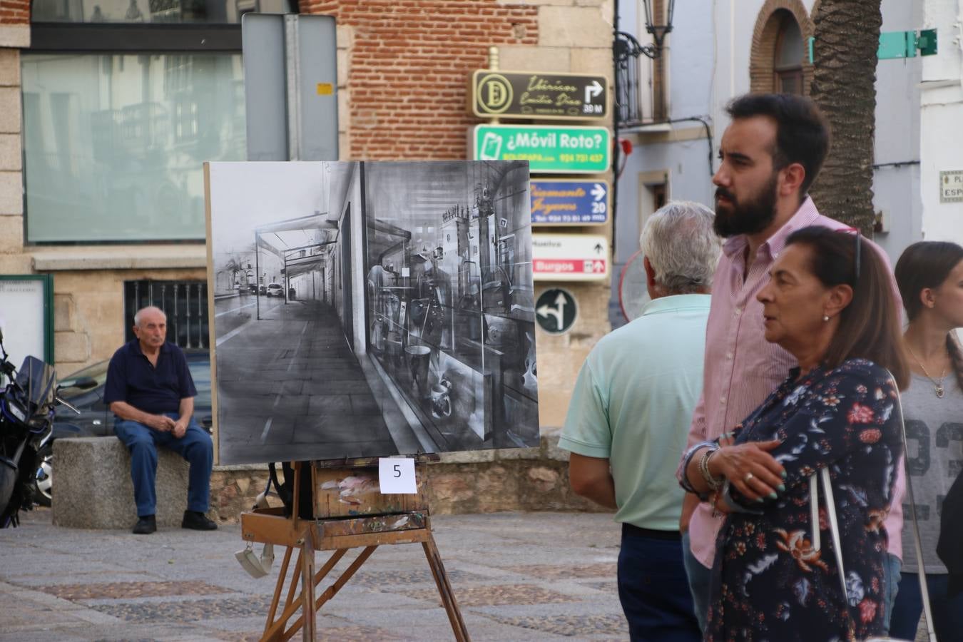 El cacereño Federico Plasencia Chacón se ha alzado, hoy, con el primer premio, dotado con 1.000 euros, del XV Concurso de Pintura al Aire Libre 'Francisco Benavides'. Blas Tomás Ibáñez, de Ontiyent, ha conseguido el segundo premio, dotado con 700 euros, y Carlos Santos Marques, de Lisboa, el tercer premio, dotado con 400 euros.Desde primera hora de la mañana, los participantes han elegido el lugar y la técnica a utilizar en sus respectivos lienzos que, una vez finalizado el Concurso, se han expuesto en la Plaza de España. El citado Concurso, organizado por el Ayuntamiento, a través de la Concejalía de Cultura y la Universidad Popular del municipio con el apoyo de la Diputación de Badajoz, ha realzado, un año más, la riqueza patrimonial de Jerez de los Caballeros, Conjunto Histórico artístico y monumental, siendo sus paisajes, iglesias, parques, fuentes y gentes los principales protagonistas. 