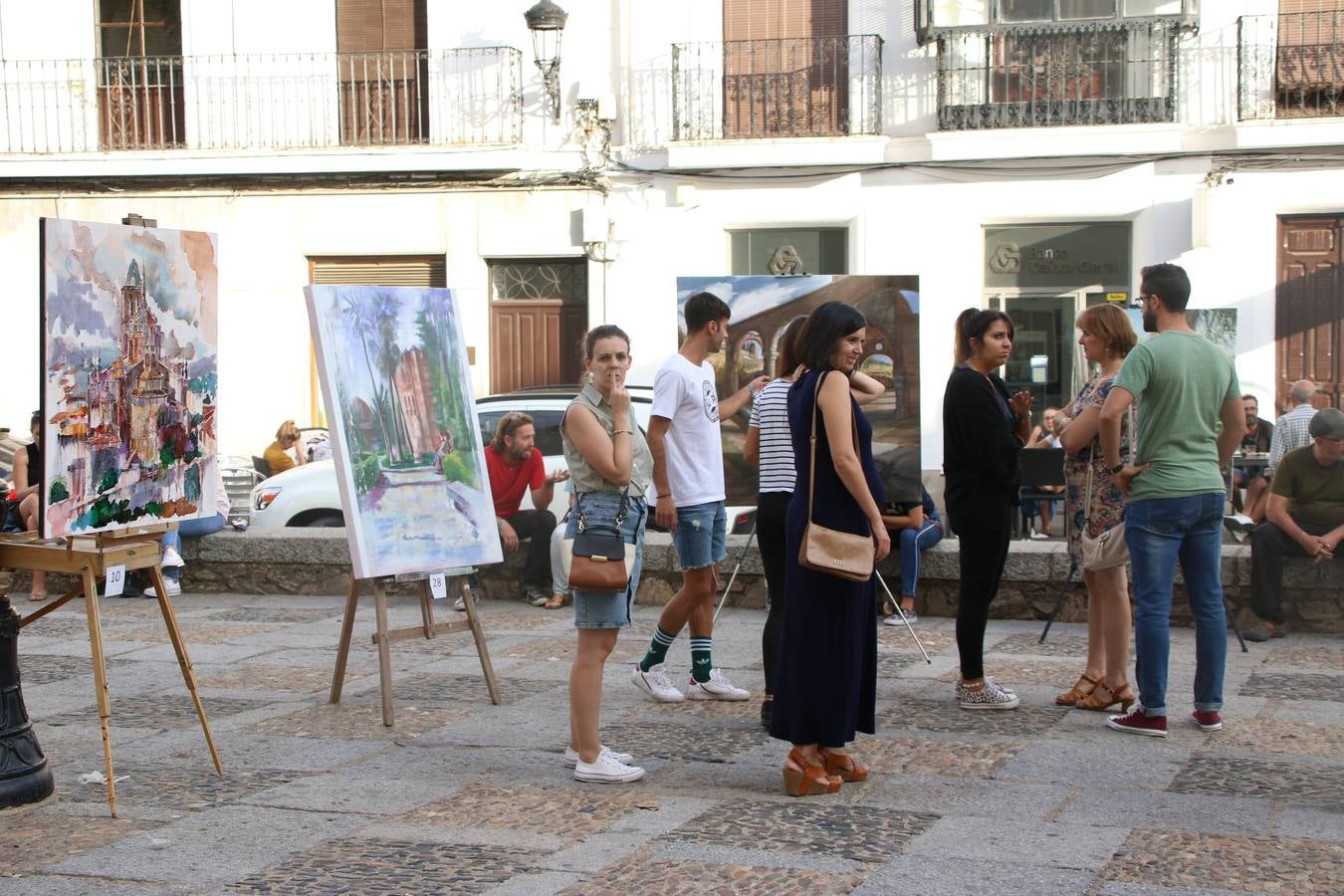 El cacereño Federico Plasencia Chacón se ha alzado, hoy, con el primer premio, dotado con 1.000 euros, del XV Concurso de Pintura al Aire Libre 'Francisco Benavides'. Blas Tomás Ibáñez, de Ontiyent, ha conseguido el segundo premio, dotado con 700 euros, y Carlos Santos Marques, de Lisboa, el tercer premio, dotado con 400 euros.Desde primera hora de la mañana, los participantes han elegido el lugar y la técnica a utilizar en sus respectivos lienzos que, una vez finalizado el Concurso, se han expuesto en la Plaza de España. El citado Concurso, organizado por el Ayuntamiento, a través de la Concejalía de Cultura y la Universidad Popular del municipio con el apoyo de la Diputación de Badajoz, ha realzado, un año más, la riqueza patrimonial de Jerez de los Caballeros, Conjunto Histórico artístico y monumental, siendo sus paisajes, iglesias, parques, fuentes y gentes los principales protagonistas. 