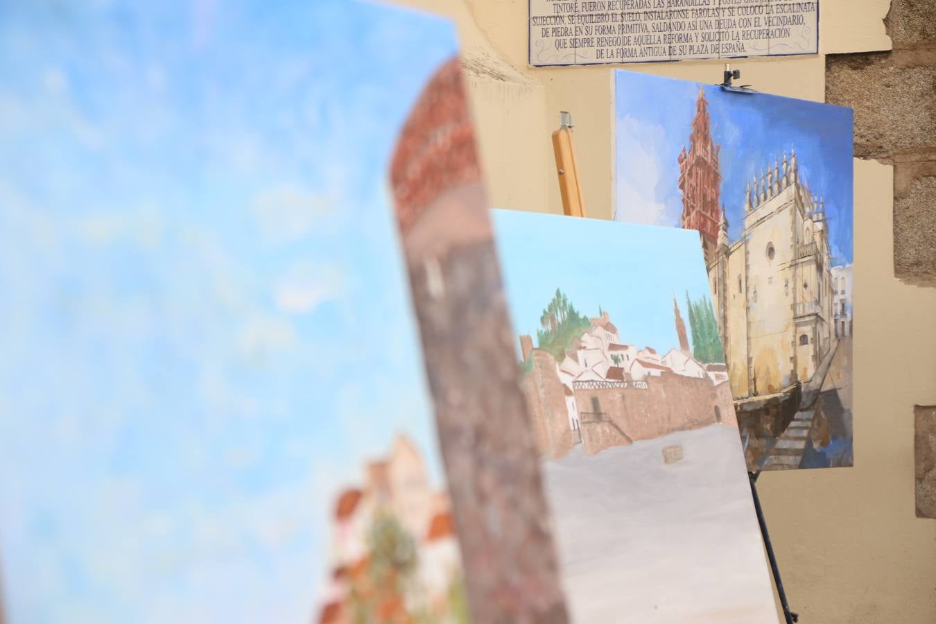 El cacereño Federico Plasencia Chacón se ha alzado, hoy, con el primer premio, dotado con 1.000 euros, del XV Concurso de Pintura al Aire Libre 'Francisco Benavides'. Blas Tomás Ibáñez, de Ontiyent, ha conseguido el segundo premio, dotado con 700 euros, y Carlos Santos Marques, de Lisboa, el tercer premio, dotado con 400 euros.Desde primera hora de la mañana, los participantes han elegido el lugar y la técnica a utilizar en sus respectivos lienzos que, una vez finalizado el Concurso, se han expuesto en la Plaza de España. El citado Concurso, organizado por el Ayuntamiento, a través de la Concejalía de Cultura y la Universidad Popular del municipio con el apoyo de la Diputación de Badajoz, ha realzado, un año más, la riqueza patrimonial de Jerez de los Caballeros, Conjunto Histórico artístico y monumental, siendo sus paisajes, iglesias, parques, fuentes y gentes los principales protagonistas. 