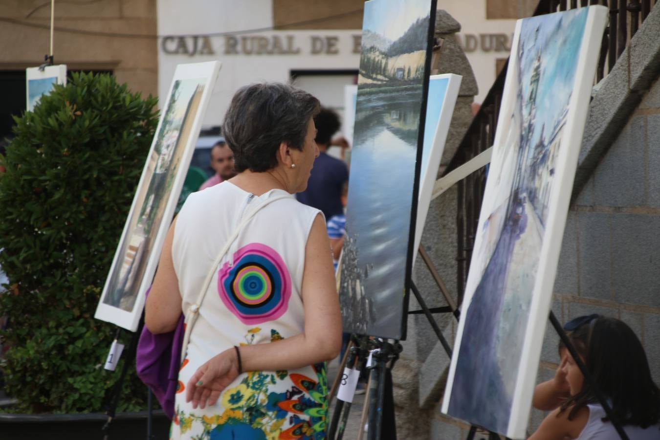 El cacereño Federico Plasencia Chacón se ha alzado, hoy, con el primer premio, dotado con 1.000 euros, del XV Concurso de Pintura al Aire Libre 'Francisco Benavides'. Blas Tomás Ibáñez, de Ontiyent, ha conseguido el segundo premio, dotado con 700 euros, y Carlos Santos Marques, de Lisboa, el tercer premio, dotado con 400 euros.Desde primera hora de la mañana, los participantes han elegido el lugar y la técnica a utilizar en sus respectivos lienzos que, una vez finalizado el Concurso, se han expuesto en la Plaza de España. El citado Concurso, organizado por el Ayuntamiento, a través de la Concejalía de Cultura y la Universidad Popular del municipio con el apoyo de la Diputación de Badajoz, ha realzado, un año más, la riqueza patrimonial de Jerez de los Caballeros, Conjunto Histórico artístico y monumental, siendo sus paisajes, iglesias, parques, fuentes y gentes los principales protagonistas. 