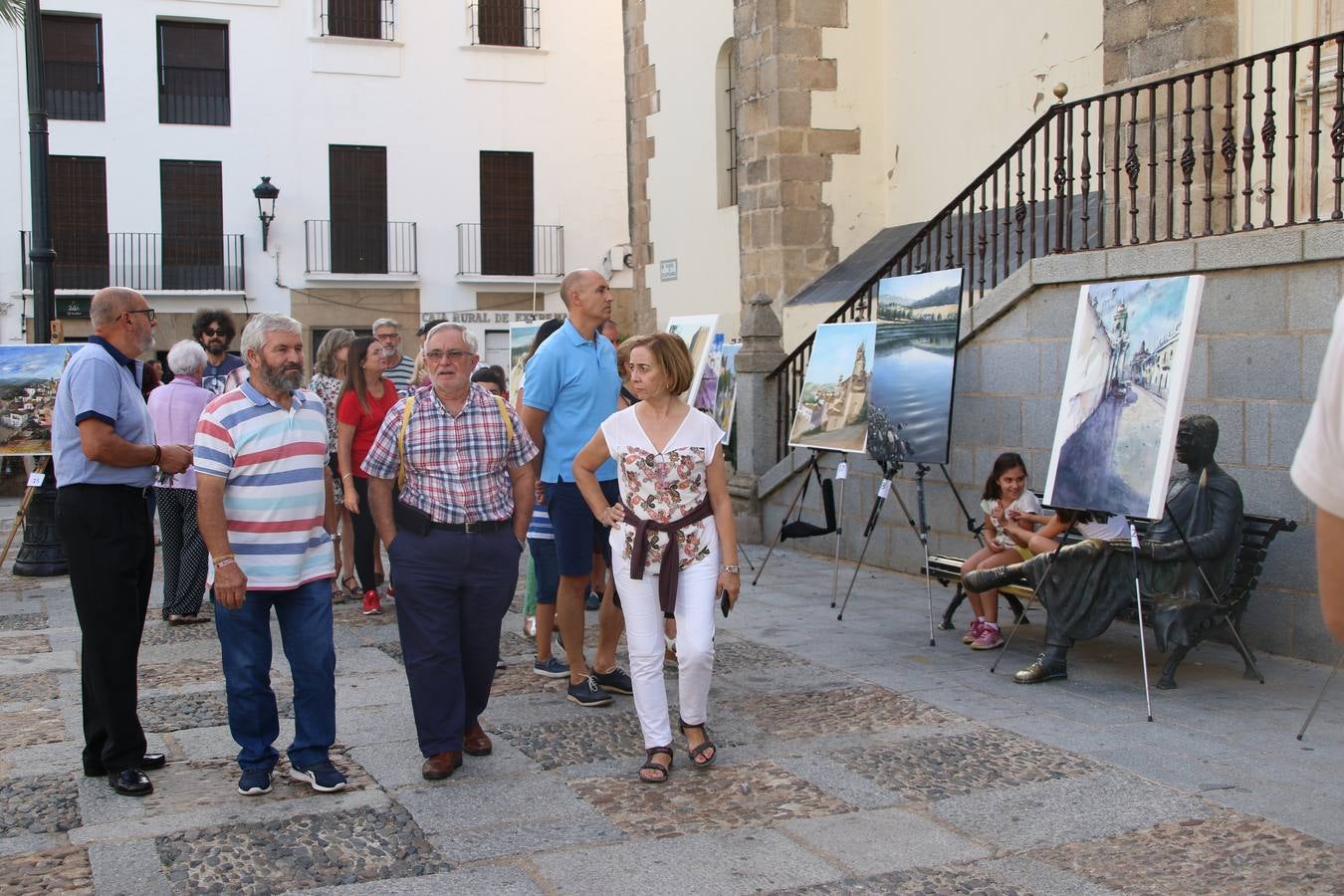 El cacereño Federico Plasencia Chacón se ha alzado, hoy, con el primer premio, dotado con 1.000 euros, del XV Concurso de Pintura al Aire Libre 'Francisco Benavides'. Blas Tomás Ibáñez, de Ontiyent, ha conseguido el segundo premio, dotado con 700 euros, y Carlos Santos Marques, de Lisboa, el tercer premio, dotado con 400 euros.Desde primera hora de la mañana, los participantes han elegido el lugar y la técnica a utilizar en sus respectivos lienzos que, una vez finalizado el Concurso, se han expuesto en la Plaza de España. El citado Concurso, organizado por el Ayuntamiento, a través de la Concejalía de Cultura y la Universidad Popular del municipio con el apoyo de la Diputación de Badajoz, ha realzado, un año más, la riqueza patrimonial de Jerez de los Caballeros, Conjunto Histórico artístico y monumental, siendo sus paisajes, iglesias, parques, fuentes y gentes los principales protagonistas. 