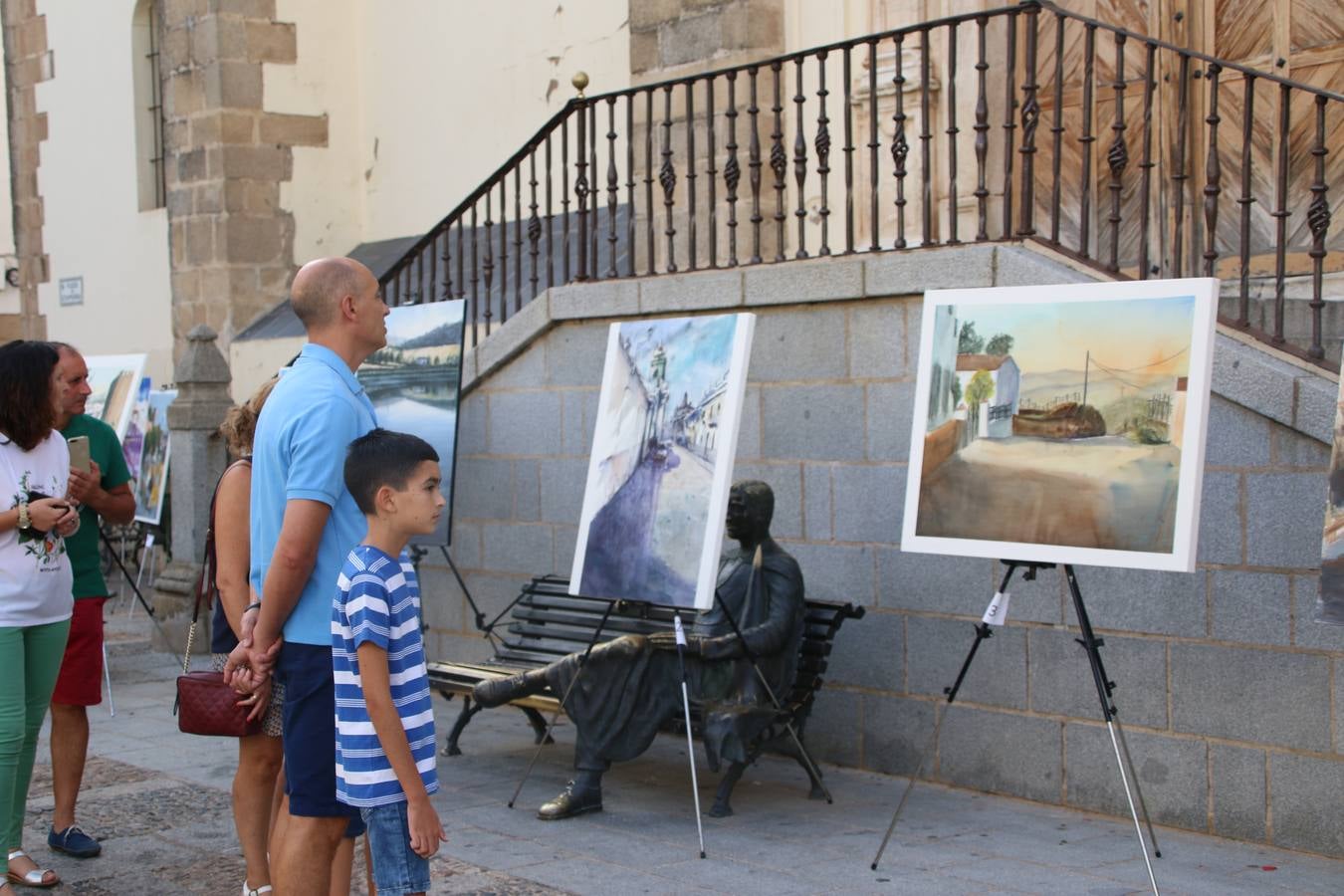 El cacereño Federico Plasencia Chacón se ha alzado, hoy, con el primer premio, dotado con 1.000 euros, del XV Concurso de Pintura al Aire Libre 'Francisco Benavides'. Blas Tomás Ibáñez, de Ontiyent, ha conseguido el segundo premio, dotado con 700 euros, y Carlos Santos Marques, de Lisboa, el tercer premio, dotado con 400 euros.Desde primera hora de la mañana, los participantes han elegido el lugar y la técnica a utilizar en sus respectivos lienzos que, una vez finalizado el Concurso, se han expuesto en la Plaza de España. El citado Concurso, organizado por el Ayuntamiento, a través de la Concejalía de Cultura y la Universidad Popular del municipio con el apoyo de la Diputación de Badajoz, ha realzado, un año más, la riqueza patrimonial de Jerez de los Caballeros, Conjunto Histórico artístico y monumental, siendo sus paisajes, iglesias, parques, fuentes y gentes los principales protagonistas. 