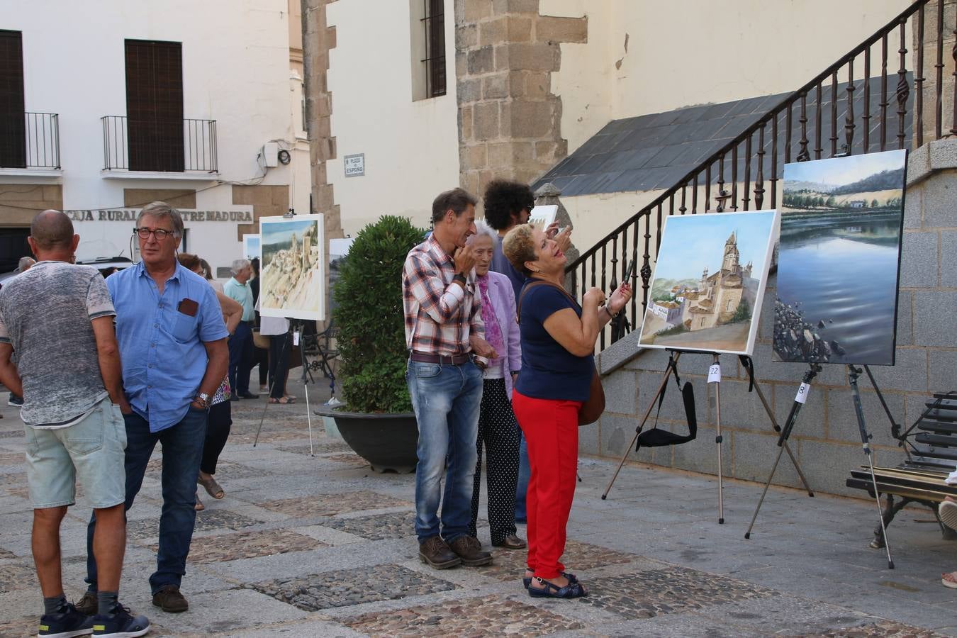 El cacereño Federico Plasencia Chacón se ha alzado, hoy, con el primer premio, dotado con 1.000 euros, del XV Concurso de Pintura al Aire Libre 'Francisco Benavides'. Blas Tomás Ibáñez, de Ontiyent, ha conseguido el segundo premio, dotado con 700 euros, y Carlos Santos Marques, de Lisboa, el tercer premio, dotado con 400 euros.Desde primera hora de la mañana, los participantes han elegido el lugar y la técnica a utilizar en sus respectivos lienzos que, una vez finalizado el Concurso, se han expuesto en la Plaza de España. El citado Concurso, organizado por el Ayuntamiento, a través de la Concejalía de Cultura y la Universidad Popular del municipio con el apoyo de la Diputación de Badajoz, ha realzado, un año más, la riqueza patrimonial de Jerez de los Caballeros, Conjunto Histórico artístico y monumental, siendo sus paisajes, iglesias, parques, fuentes y gentes los principales protagonistas. 