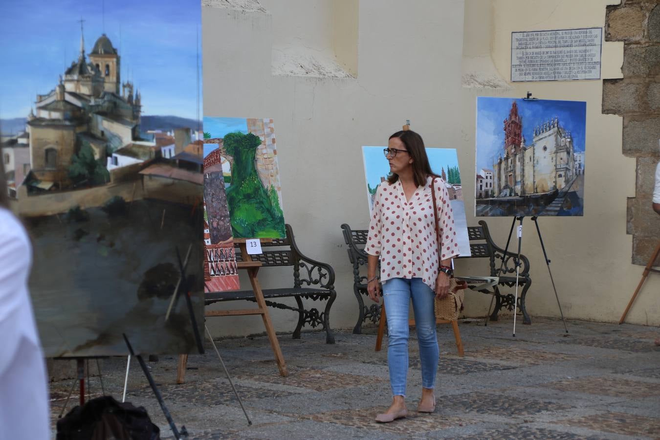 El cacereño Federico Plasencia Chacón se ha alzado, hoy, con el primer premio, dotado con 1.000 euros, del XV Concurso de Pintura al Aire Libre 'Francisco Benavides'. Blas Tomás Ibáñez, de Ontiyent, ha conseguido el segundo premio, dotado con 700 euros, y Carlos Santos Marques, de Lisboa, el tercer premio, dotado con 400 euros.Desde primera hora de la mañana, los participantes han elegido el lugar y la técnica a utilizar en sus respectivos lienzos que, una vez finalizado el Concurso, se han expuesto en la Plaza de España. El citado Concurso, organizado por el Ayuntamiento, a través de la Concejalía de Cultura y la Universidad Popular del municipio con el apoyo de la Diputación de Badajoz, ha realzado, un año más, la riqueza patrimonial de Jerez de los Caballeros, Conjunto Histórico artístico y monumental, siendo sus paisajes, iglesias, parques, fuentes y gentes los principales protagonistas. 