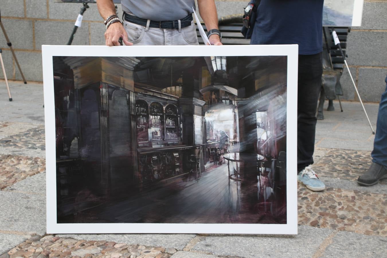 El cacereño Federico Plasencia Chacón se ha alzado, hoy, con el primer premio, dotado con 1.000 euros, del XV Concurso de Pintura al Aire Libre 'Francisco Benavides'. Blas Tomás Ibáñez, de Ontiyent, ha conseguido el segundo premio, dotado con 700 euros, y Carlos Santos Marques, de Lisboa, el tercer premio, dotado con 400 euros.Desde primera hora de la mañana, los participantes han elegido el lugar y la técnica a utilizar en sus respectivos lienzos que, una vez finalizado el Concurso, se han expuesto en la Plaza de España. El citado Concurso, organizado por el Ayuntamiento, a través de la Concejalía de Cultura y la Universidad Popular del municipio con el apoyo de la Diputación de Badajoz, ha realzado, un año más, la riqueza patrimonial de Jerez de los Caballeros, Conjunto Histórico artístico y monumental, siendo sus paisajes, iglesias, parques, fuentes y gentes los principales protagonistas. 