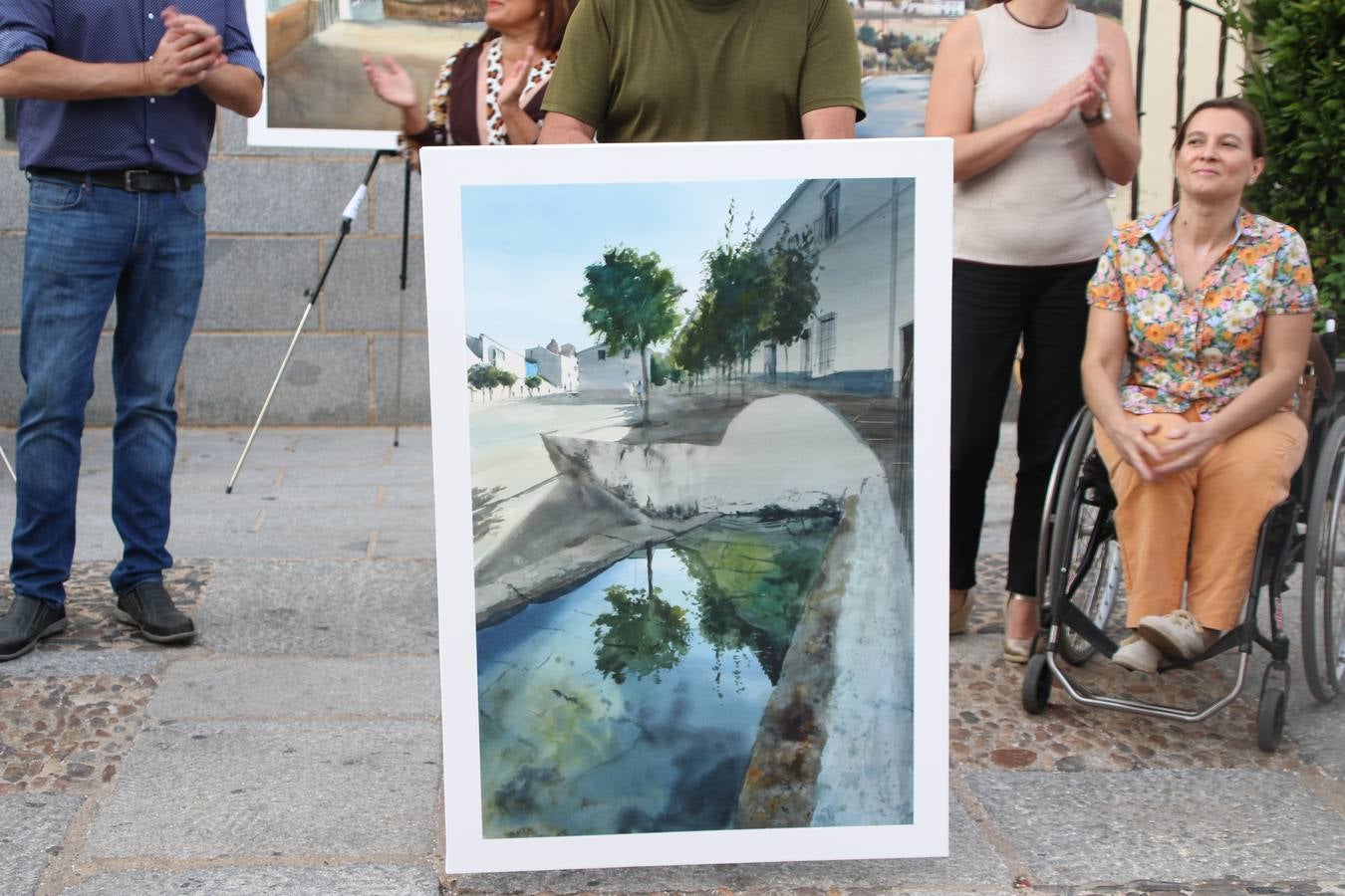 El cacereño Federico Plasencia Chacón se ha alzado, hoy, con el primer premio, dotado con 1.000 euros, del XV Concurso de Pintura al Aire Libre 'Francisco Benavides'. Blas Tomás Ibáñez, de Ontiyent, ha conseguido el segundo premio, dotado con 700 euros, y Carlos Santos Marques, de Lisboa, el tercer premio, dotado con 400 euros.Desde primera hora de la mañana, los participantes han elegido el lugar y la técnica a utilizar en sus respectivos lienzos que, una vez finalizado el Concurso, se han expuesto en la Plaza de España. El citado Concurso, organizado por el Ayuntamiento, a través de la Concejalía de Cultura y la Universidad Popular del municipio con el apoyo de la Diputación de Badajoz, ha realzado, un año más, la riqueza patrimonial de Jerez de los Caballeros, Conjunto Histórico artístico y monumental, siendo sus paisajes, iglesias, parques, fuentes y gentes los principales protagonistas. 