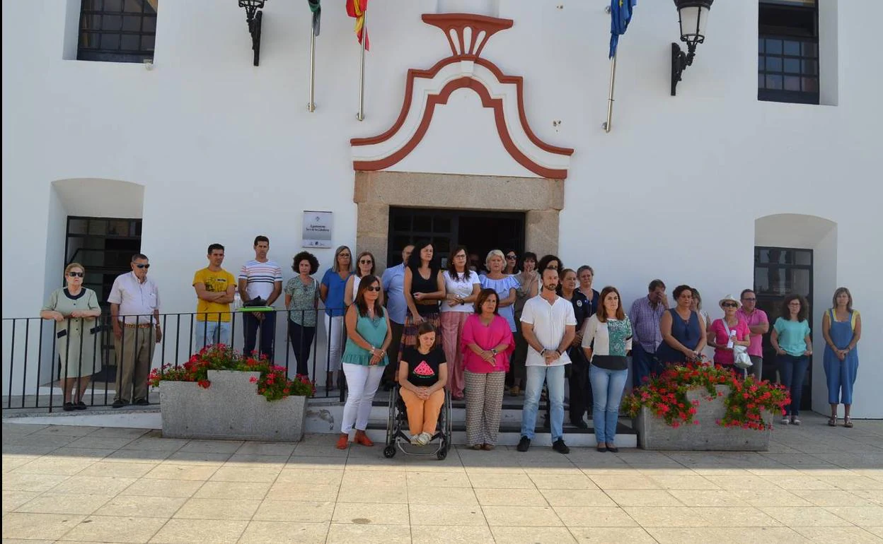 Autoridades, empleados municipales y vecinos en la concentración y minuto de silencio hoy a las puertas del Ayuntamiento de Jerez de los Caballeros.