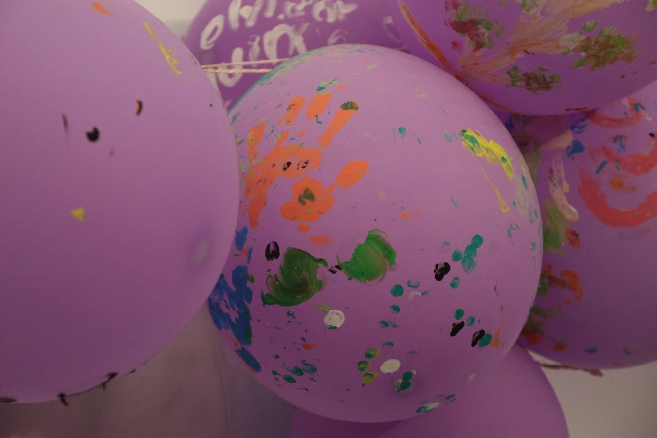 Ante las condiciones climatológicas adversas, el auditorio del Conventual San Agustín se convirtió en el mejor escenario para acoger las actividades que, con motivo del Día Mundial del Alzhéimer, la Asociación de Familiares de Personas con Alzheimer y otras Demencias de Jerez de los Caballeros y Comarca Sierra Suroeste (AFAD) había preparado en el municipio. Una gran pancarta con el lema 'Evolución', realizada por los alumnos del Colegio de Educación Especial 'Nuestra Señora de Aguasantas', presidió el escenario, y una marea de globos morados con distintos dibujos, realizados por los alumnos de los colegios 'Sotomayor y Terrazas' y 'El Rodeo', tiñó de color, empatía, sensibilidad y creatividad el citado auditorio.La jornada comenzó con la canción 'Estoy contigo' de la Oreja de Van Gogh. A continuación, tuvo lugar una mesa redonda en la que cinco personas contaron su testimonio en relación a esta enfermedad. Posteriormente, se dio paso a la lectura de un manifiesto; la entrega de diploma a las personas y colectivos colaboradores, y la lectura de dos cuentos infantiles.