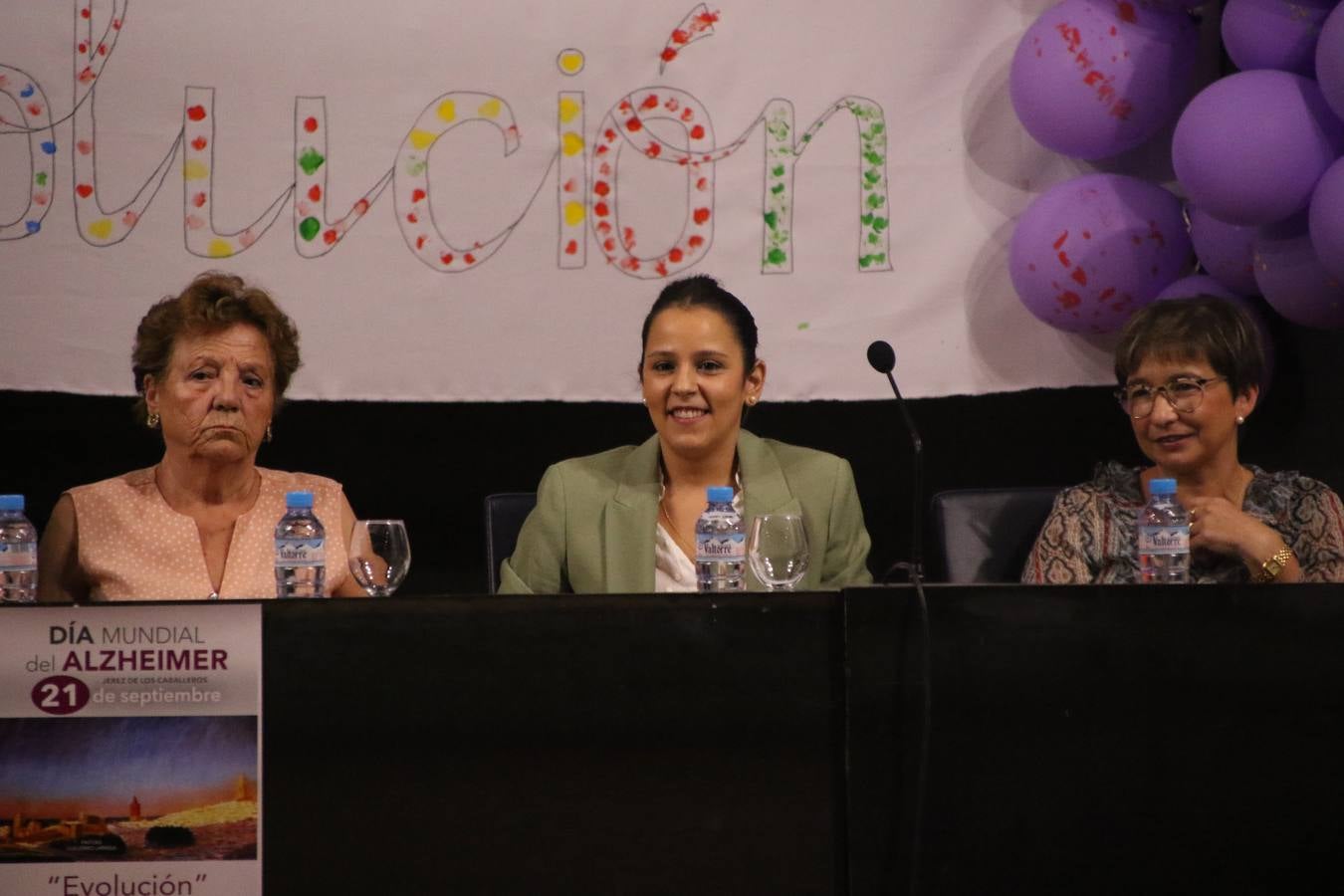 Ante las condiciones climatológicas adversas, el auditorio del Conventual San Agustín se convirtió en el mejor escenario para acoger las actividades que, con motivo del Día Mundial del Alzhéimer, la Asociación de Familiares de Personas con Alzheimer y otras Demencias de Jerez de los Caballeros y Comarca Sierra Suroeste (AFAD) había preparado en el municipio. Una gran pancarta con el lema 'Evolución', realizada por los alumnos del Colegio de Educación Especial 'Nuestra Señora de Aguasantas', presidió el escenario, y una marea de globos morados con distintos dibujos, realizados por los alumnos de los colegios 'Sotomayor y Terrazas' y 'El Rodeo', tiñó de color, empatía, sensibilidad y creatividad el citado auditorio.La jornada comenzó con la canción 'Estoy contigo' de la Oreja de Van Gogh. A continuación, tuvo lugar una mesa redonda en la que cinco personas contaron su testimonio en relación a esta enfermedad. Posteriormente, se dio paso a la lectura de un manifiesto; la entrega de diploma a las personas y colectivos colaboradores, y la lectura de dos cuentos infantiles.