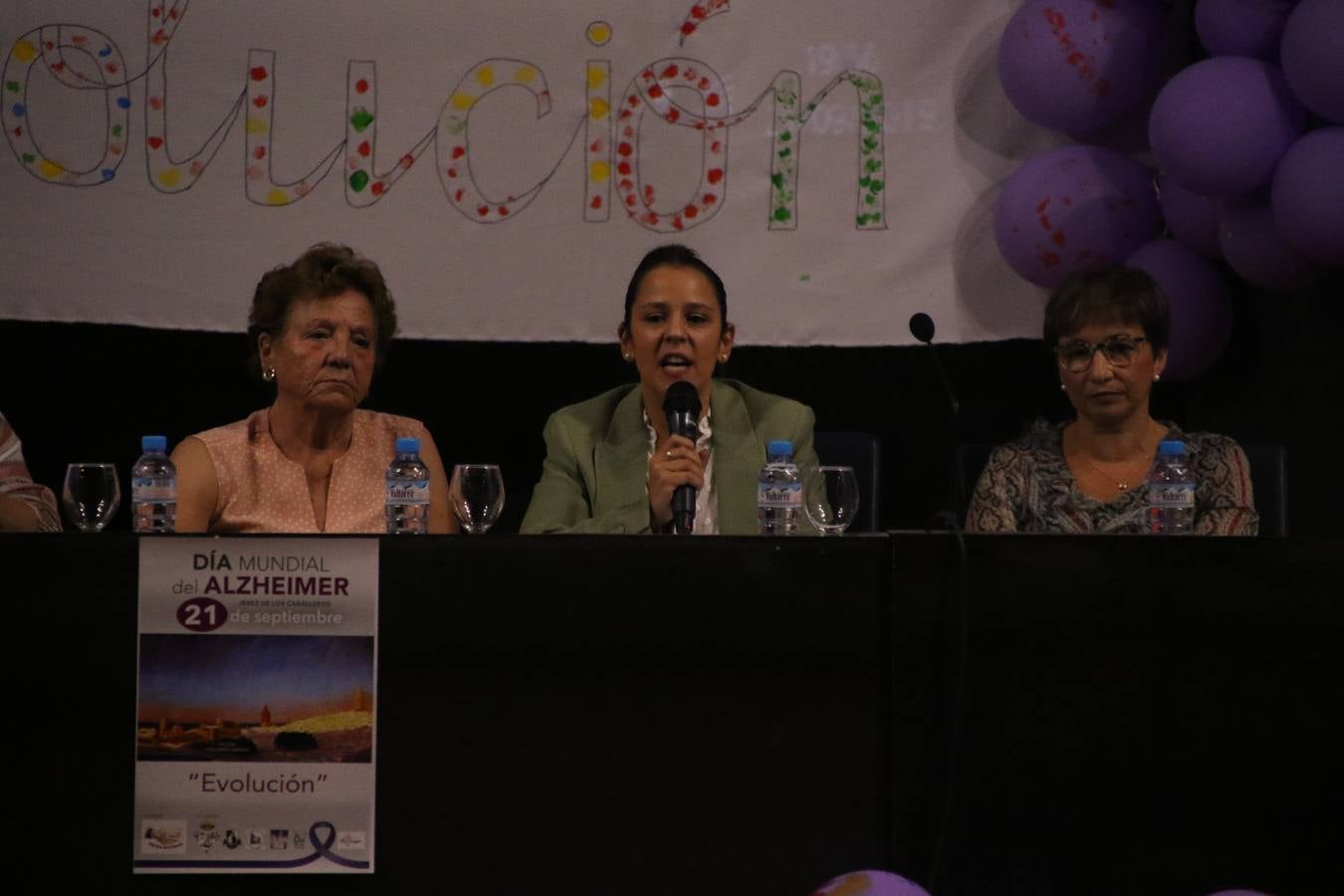 Ante las condiciones climatológicas adversas, el auditorio del Conventual San Agustín se convirtió en el mejor escenario para acoger las actividades que, con motivo del Día Mundial del Alzhéimer, la Asociación de Familiares de Personas con Alzheimer y otras Demencias de Jerez de los Caballeros y Comarca Sierra Suroeste (AFAD) había preparado en el municipio. Una gran pancarta con el lema 'Evolución', realizada por los alumnos del Colegio de Educación Especial 'Nuestra Señora de Aguasantas', presidió el escenario, y una marea de globos morados con distintos dibujos, realizados por los alumnos de los colegios 'Sotomayor y Terrazas' y 'El Rodeo', tiñó de color, empatía, sensibilidad y creatividad el citado auditorio.La jornada comenzó con la canción 'Estoy contigo' de la Oreja de Van Gogh. A continuación, tuvo lugar una mesa redonda en la que cinco personas contaron su testimonio en relación a esta enfermedad. Posteriormente, se dio paso a la lectura de un manifiesto; la entrega de diploma a las personas y colectivos colaboradores, y la lectura de dos cuentos infantiles.