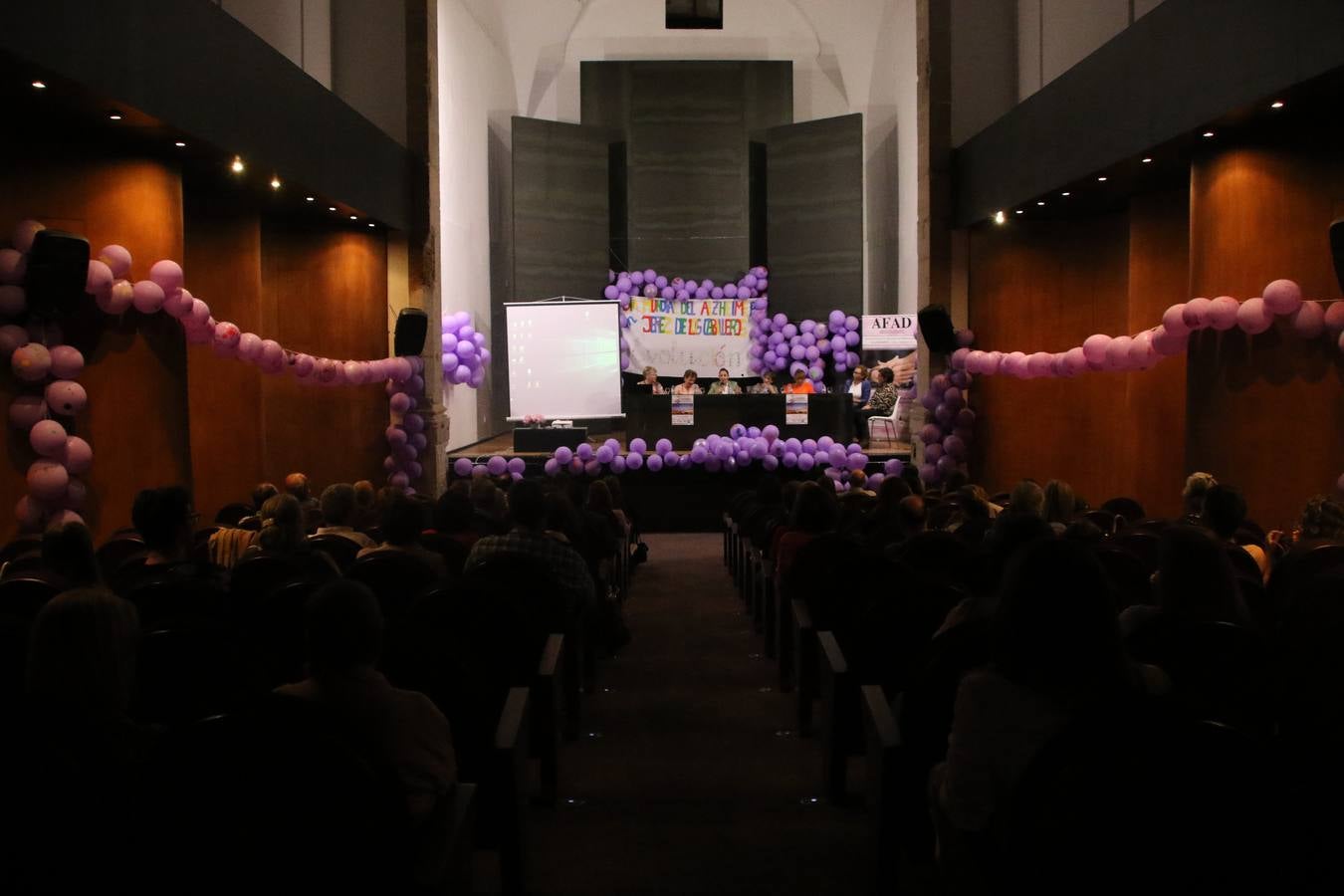 Ante las condiciones climatológicas adversas, el auditorio del Conventual San Agustín se convirtió en el mejor escenario para acoger las actividades que, con motivo del Día Mundial del Alzhéimer, la Asociación de Familiares de Personas con Alzheimer y otras Demencias de Jerez de los Caballeros y Comarca Sierra Suroeste (AFAD) había preparado en el municipio. Una gran pancarta con el lema 'Evolución', realizada por los alumnos del Colegio de Educación Especial 'Nuestra Señora de Aguasantas', presidió el escenario, y una marea de globos morados con distintos dibujos, realizados por los alumnos de los colegios 'Sotomayor y Terrazas' y 'El Rodeo', tiñó de color, empatía, sensibilidad y creatividad el citado auditorio.La jornada comenzó con la canción 'Estoy contigo' de la Oreja de Van Gogh. A continuación, tuvo lugar una mesa redonda en la que cinco personas contaron su testimonio en relación a esta enfermedad. Posteriormente, se dio paso a la lectura de un manifiesto; la entrega de diploma a las personas y colectivos colaboradores, y la lectura de dos cuentos infantiles.