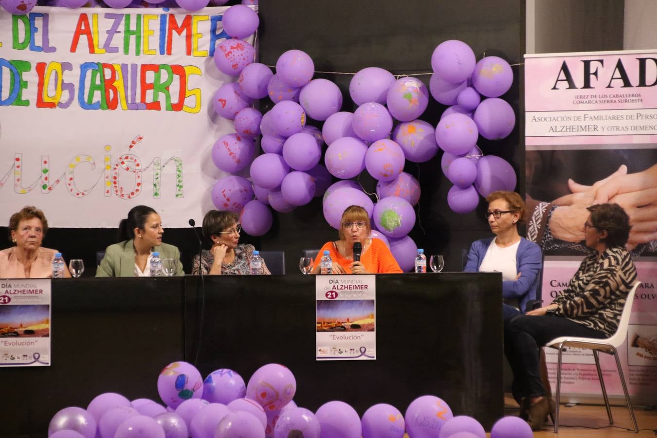 Ante las condiciones climatológicas adversas, el auditorio del Conventual San Agustín se convirtió en el mejor escenario para acoger las actividades que, con motivo del Día Mundial del Alzhéimer, la Asociación de Familiares de Personas con Alzheimer y otras Demencias de Jerez de los Caballeros y Comarca Sierra Suroeste (AFAD) había preparado en el municipio. Una gran pancarta con el lema 'Evolución', realizada por los alumnos del Colegio de Educación Especial 'Nuestra Señora de Aguasantas', presidió el escenario, y una marea de globos morados con distintos dibujos, realizados por los alumnos de los colegios 'Sotomayor y Terrazas' y 'El Rodeo', tiñó de color, empatía, sensibilidad y creatividad el citado auditorio.La jornada comenzó con la canción 'Estoy contigo' de la Oreja de Van Gogh. A continuación, tuvo lugar una mesa redonda en la que cinco personas contaron su testimonio en relación a esta enfermedad. Posteriormente, se dio paso a la lectura de un manifiesto; la entrega de diploma a las personas y colectivos colaboradores, y la lectura de dos cuentos infantiles.