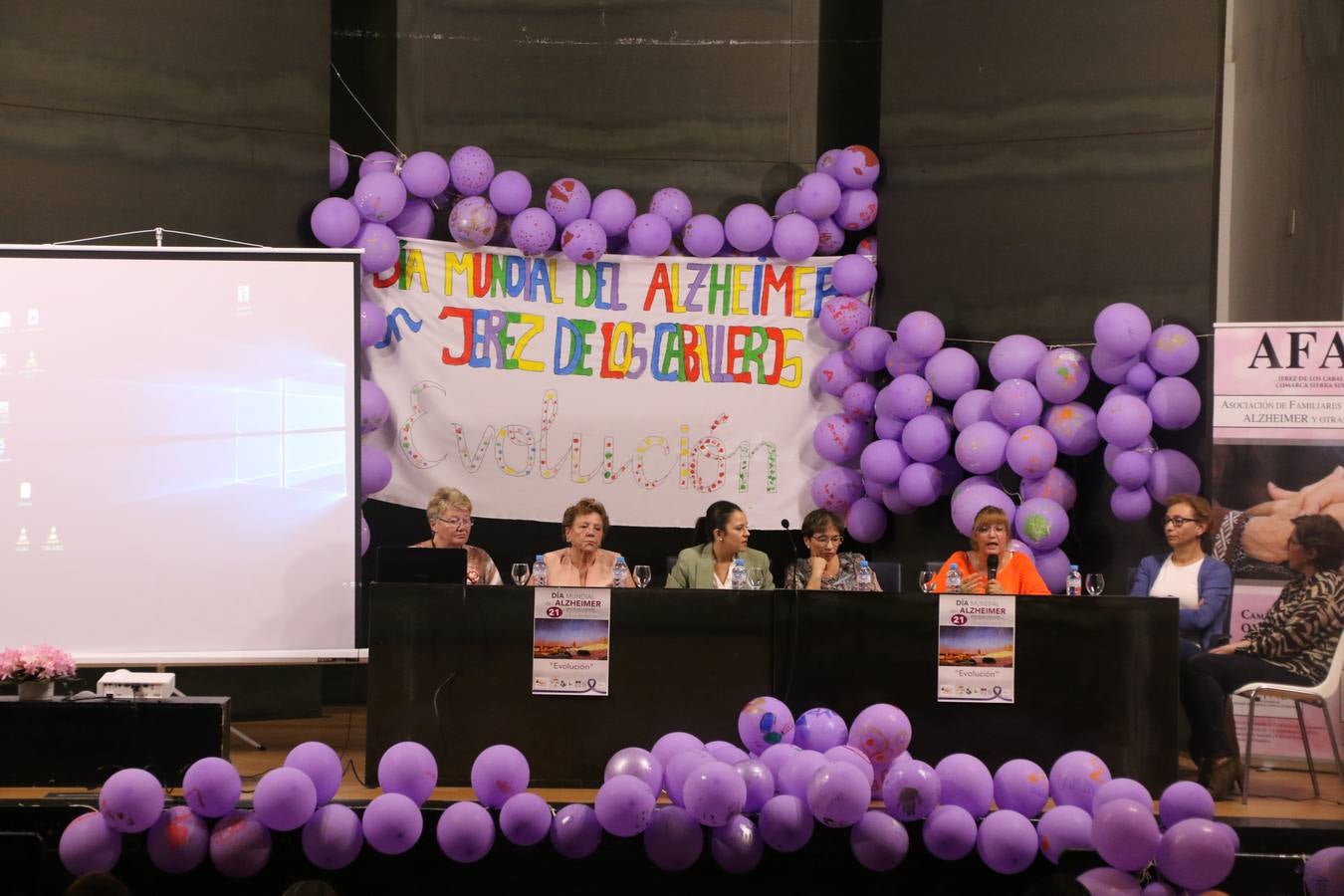 Ante las condiciones climatológicas adversas, el auditorio del Conventual San Agustín se convirtió en el mejor escenario para acoger las actividades que, con motivo del Día Mundial del Alzhéimer, la Asociación de Familiares de Personas con Alzheimer y otras Demencias de Jerez de los Caballeros y Comarca Sierra Suroeste (AFAD) había preparado en el municipio. Una gran pancarta con el lema 'Evolución', realizada por los alumnos del Colegio de Educación Especial 'Nuestra Señora de Aguasantas', presidió el escenario, y una marea de globos morados con distintos dibujos, realizados por los alumnos de los colegios 'Sotomayor y Terrazas' y 'El Rodeo', tiñó de color, empatía, sensibilidad y creatividad el citado auditorio.La jornada comenzó con la canción 'Estoy contigo' de la Oreja de Van Gogh. A continuación, tuvo lugar una mesa redonda en la que cinco personas contaron su testimonio en relación a esta enfermedad. Posteriormente, se dio paso a la lectura de un manifiesto; la entrega de diploma a las personas y colectivos colaboradores, y la lectura de dos cuentos infantiles.