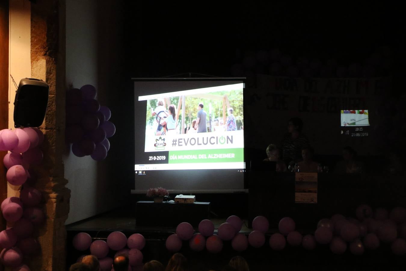 Ante las condiciones climatológicas adversas, el auditorio del Conventual San Agustín se convirtió en el mejor escenario para acoger las actividades que, con motivo del Día Mundial del Alzhéimer, la Asociación de Familiares de Personas con Alzheimer y otras Demencias de Jerez de los Caballeros y Comarca Sierra Suroeste (AFAD) había preparado en el municipio. Una gran pancarta con el lema 'Evolución', realizada por los alumnos del Colegio de Educación Especial 'Nuestra Señora de Aguasantas', presidió el escenario, y una marea de globos morados con distintos dibujos, realizados por los alumnos de los colegios 'Sotomayor y Terrazas' y 'El Rodeo', tiñó de color, empatía, sensibilidad y creatividad el citado auditorio.La jornada comenzó con la canción 'Estoy contigo' de la Oreja de Van Gogh. A continuación, tuvo lugar una mesa redonda en la que cinco personas contaron su testimonio en relación a esta enfermedad. Posteriormente, se dio paso a la lectura de un manifiesto; la entrega de diploma a las personas y colectivos colaboradores, y la lectura de dos cuentos infantiles.