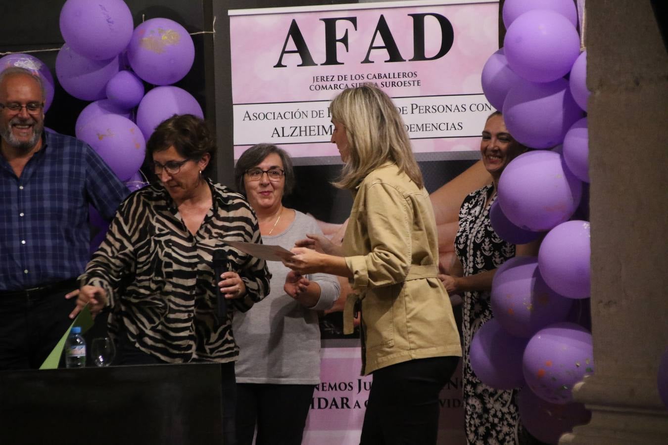 Ante las condiciones climatológicas adversas, el auditorio del Conventual San Agustín se convirtió en el mejor escenario para acoger las actividades que, con motivo del Día Mundial del Alzhéimer, la Asociación de Familiares de Personas con Alzheimer y otras Demencias de Jerez de los Caballeros y Comarca Sierra Suroeste (AFAD) había preparado en el municipio. Una gran pancarta con el lema 'Evolución', realizada por los alumnos del Colegio de Educación Especial 'Nuestra Señora de Aguasantas', presidió el escenario, y una marea de globos morados con distintos dibujos, realizados por los alumnos de los colegios 'Sotomayor y Terrazas' y 'El Rodeo', tiñó de color, empatía, sensibilidad y creatividad el citado auditorio.La jornada comenzó con la canción 'Estoy contigo' de la Oreja de Van Gogh. A continuación, tuvo lugar una mesa redonda en la que cinco personas contaron su testimonio en relación a esta enfermedad. Posteriormente, se dio paso a la lectura de un manifiesto; la entrega de diploma a las personas y colectivos colaboradores, y la lectura de dos cuentos infantiles.