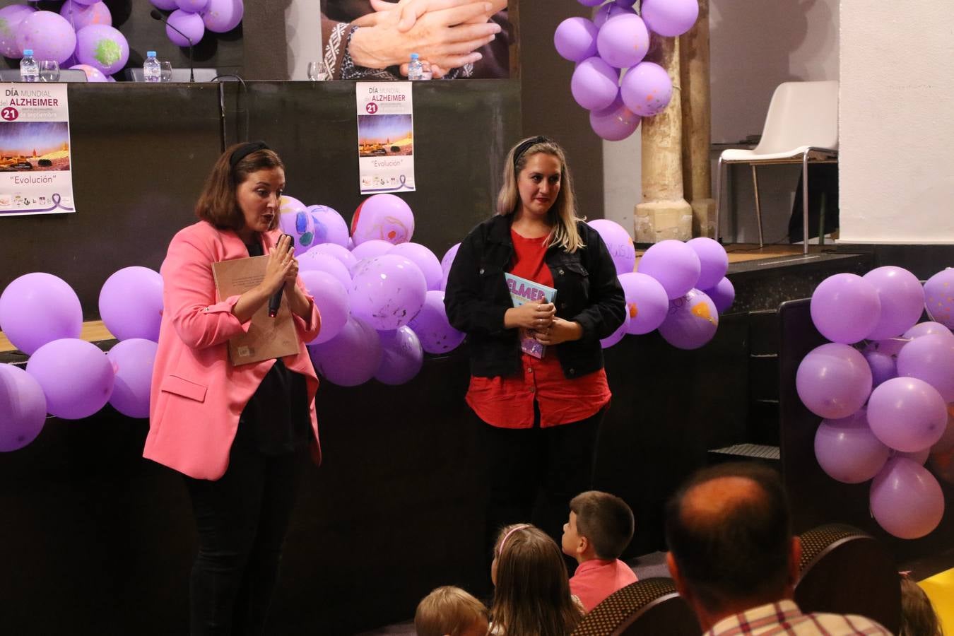 Ante las condiciones climatológicas adversas, el auditorio del Conventual San Agustín se convirtió en el mejor escenario para acoger las actividades que, con motivo del Día Mundial del Alzhéimer, la Asociación de Familiares de Personas con Alzheimer y otras Demencias de Jerez de los Caballeros y Comarca Sierra Suroeste (AFAD) había preparado en el municipio. Una gran pancarta con el lema 'Evolución', realizada por los alumnos del Colegio de Educación Especial 'Nuestra Señora de Aguasantas', presidió el escenario, y una marea de globos morados con distintos dibujos, realizados por los alumnos de los colegios 'Sotomayor y Terrazas' y 'El Rodeo', tiñó de color, empatía, sensibilidad y creatividad el citado auditorio.La jornada comenzó con la canción 'Estoy contigo' de la Oreja de Van Gogh. A continuación, tuvo lugar una mesa redonda en la que cinco personas contaron su testimonio en relación a esta enfermedad. Posteriormente, se dio paso a la lectura de un manifiesto; la entrega de diploma a las personas y colectivos colaboradores, y la lectura de dos cuentos infantiles.