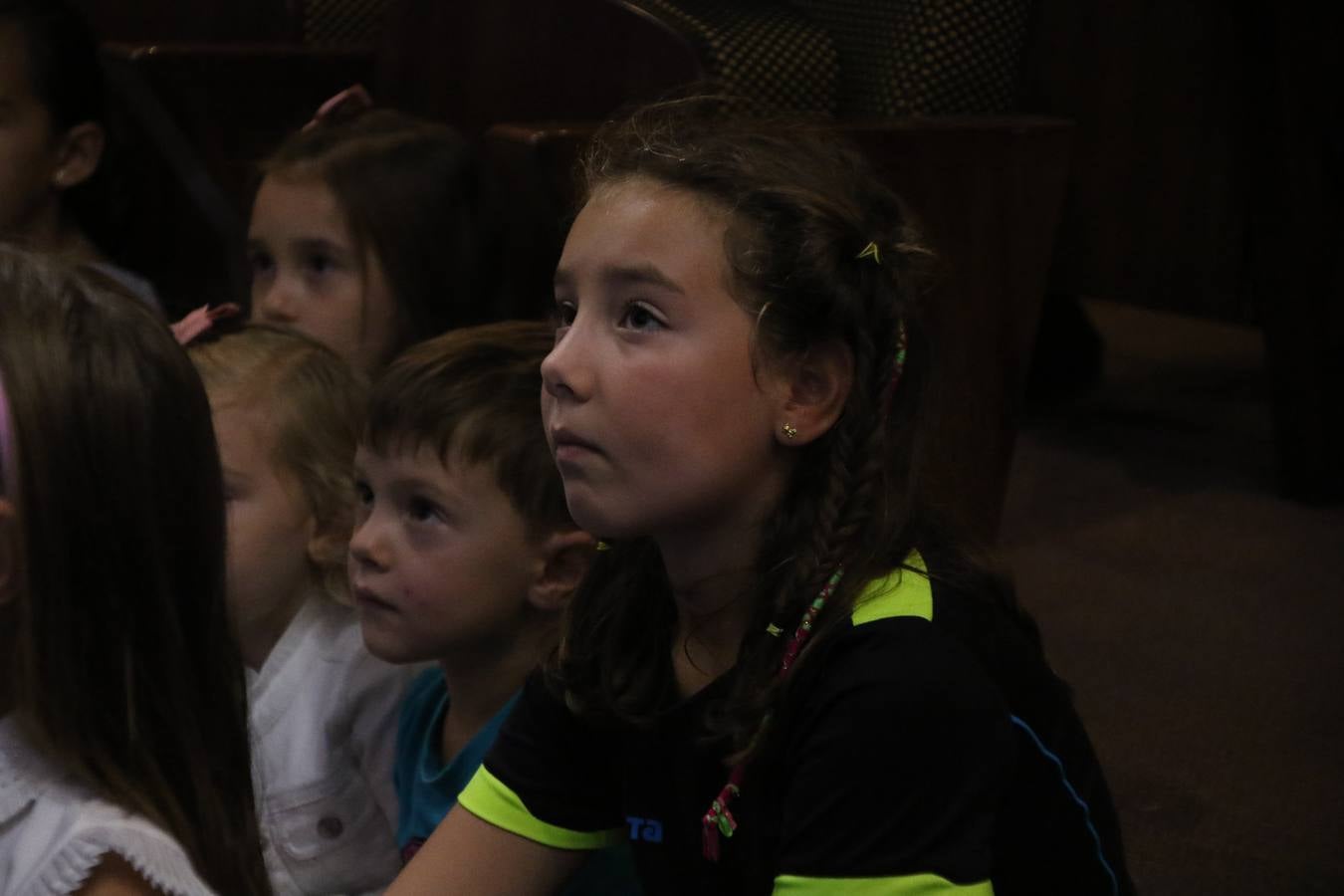 Ante las condiciones climatológicas adversas, el auditorio del Conventual San Agustín se convirtió en el mejor escenario para acoger las actividades que, con motivo del Día Mundial del Alzhéimer, la Asociación de Familiares de Personas con Alzheimer y otras Demencias de Jerez de los Caballeros y Comarca Sierra Suroeste (AFAD) había preparado en el municipio. Una gran pancarta con el lema 'Evolución', realizada por los alumnos del Colegio de Educación Especial 'Nuestra Señora de Aguasantas', presidió el escenario, y una marea de globos morados con distintos dibujos, realizados por los alumnos de los colegios 'Sotomayor y Terrazas' y 'El Rodeo', tiñó de color, empatía, sensibilidad y creatividad el citado auditorio.La jornada comenzó con la canción 'Estoy contigo' de la Oreja de Van Gogh. A continuación, tuvo lugar una mesa redonda en la que cinco personas contaron su testimonio en relación a esta enfermedad. Posteriormente, se dio paso a la lectura de un manifiesto; la entrega de diploma a las personas y colectivos colaboradores, y la lectura de dos cuentos infantiles.
