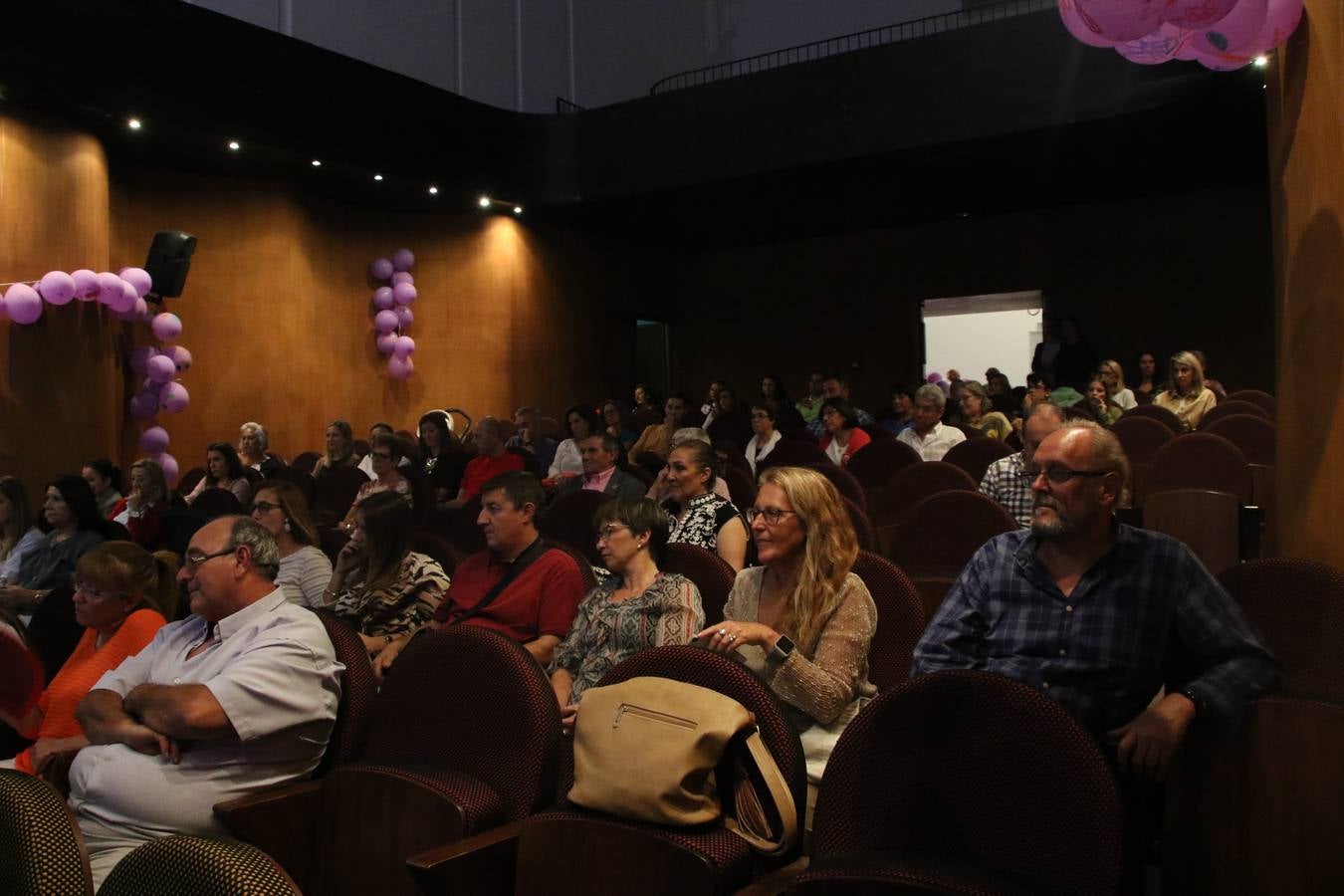 Ante las condiciones climatológicas adversas, el auditorio del Conventual San Agustín se convirtió en el mejor escenario para acoger las actividades que, con motivo del Día Mundial del Alzhéimer, la Asociación de Familiares de Personas con Alzheimer y otras Demencias de Jerez de los Caballeros y Comarca Sierra Suroeste (AFAD) había preparado en el municipio. Una gran pancarta con el lema 'Evolución', realizada por los alumnos del Colegio de Educación Especial 'Nuestra Señora de Aguasantas', presidió el escenario, y una marea de globos morados con distintos dibujos, realizados por los alumnos de los colegios 'Sotomayor y Terrazas' y 'El Rodeo', tiñó de color, empatía, sensibilidad y creatividad el citado auditorio.La jornada comenzó con la canción 'Estoy contigo' de la Oreja de Van Gogh. A continuación, tuvo lugar una mesa redonda en la que cinco personas contaron su testimonio en relación a esta enfermedad. Posteriormente, se dio paso a la lectura de un manifiesto; la entrega de diploma a las personas y colectivos colaboradores, y la lectura de dos cuentos infantiles.