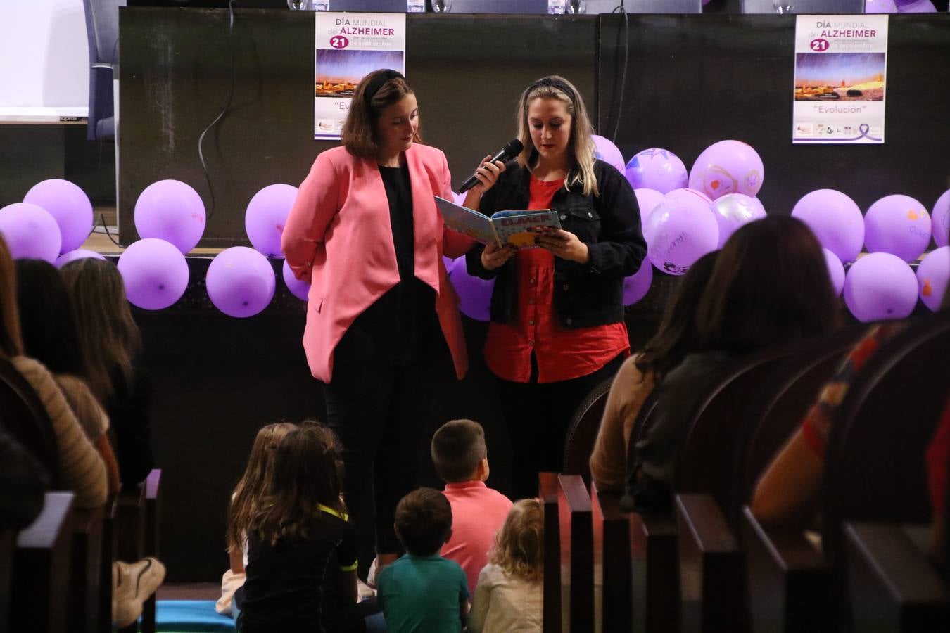 Ante las condiciones climatológicas adversas, el auditorio del Conventual San Agustín se convirtió en el mejor escenario para acoger las actividades que, con motivo del Día Mundial del Alzhéimer, la Asociación de Familiares de Personas con Alzheimer y otras Demencias de Jerez de los Caballeros y Comarca Sierra Suroeste (AFAD) había preparado en el municipio. Una gran pancarta con el lema 'Evolución', realizada por los alumnos del Colegio de Educación Especial 'Nuestra Señora de Aguasantas', presidió el escenario, y una marea de globos morados con distintos dibujos, realizados por los alumnos de los colegios 'Sotomayor y Terrazas' y 'El Rodeo', tiñó de color, empatía, sensibilidad y creatividad el citado auditorio.La jornada comenzó con la canción 'Estoy contigo' de la Oreja de Van Gogh. A continuación, tuvo lugar una mesa redonda en la que cinco personas contaron su testimonio en relación a esta enfermedad. Posteriormente, se dio paso a la lectura de un manifiesto; la entrega de diploma a las personas y colectivos colaboradores, y la lectura de dos cuentos infantiles.