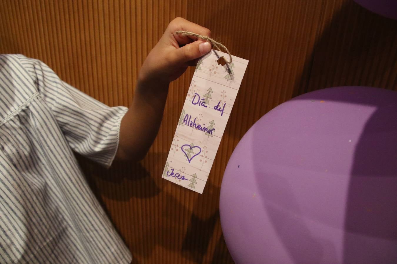 Ante las condiciones climatológicas adversas, el auditorio del Conventual San Agustín se convirtió en el mejor escenario para acoger las actividades que, con motivo del Día Mundial del Alzhéimer, la Asociación de Familiares de Personas con Alzheimer y otras Demencias de Jerez de los Caballeros y Comarca Sierra Suroeste (AFAD) había preparado en el municipio. Una gran pancarta con el lema 'Evolución', realizada por los alumnos del Colegio de Educación Especial 'Nuestra Señora de Aguasantas', presidió el escenario, y una marea de globos morados con distintos dibujos, realizados por los alumnos de los colegios 'Sotomayor y Terrazas' y 'El Rodeo', tiñó de color, empatía, sensibilidad y creatividad el citado auditorio.La jornada comenzó con la canción 'Estoy contigo' de la Oreja de Van Gogh. A continuación, tuvo lugar una mesa redonda en la que cinco personas contaron su testimonio en relación a esta enfermedad. Posteriormente, se dio paso a la lectura de un manifiesto; la entrega de diploma a las personas y colectivos colaboradores, y la lectura de dos cuentos infantiles.
