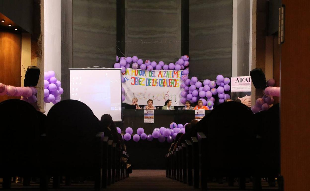 El auditorio del Conventual San Agustín repleto de globos morados.