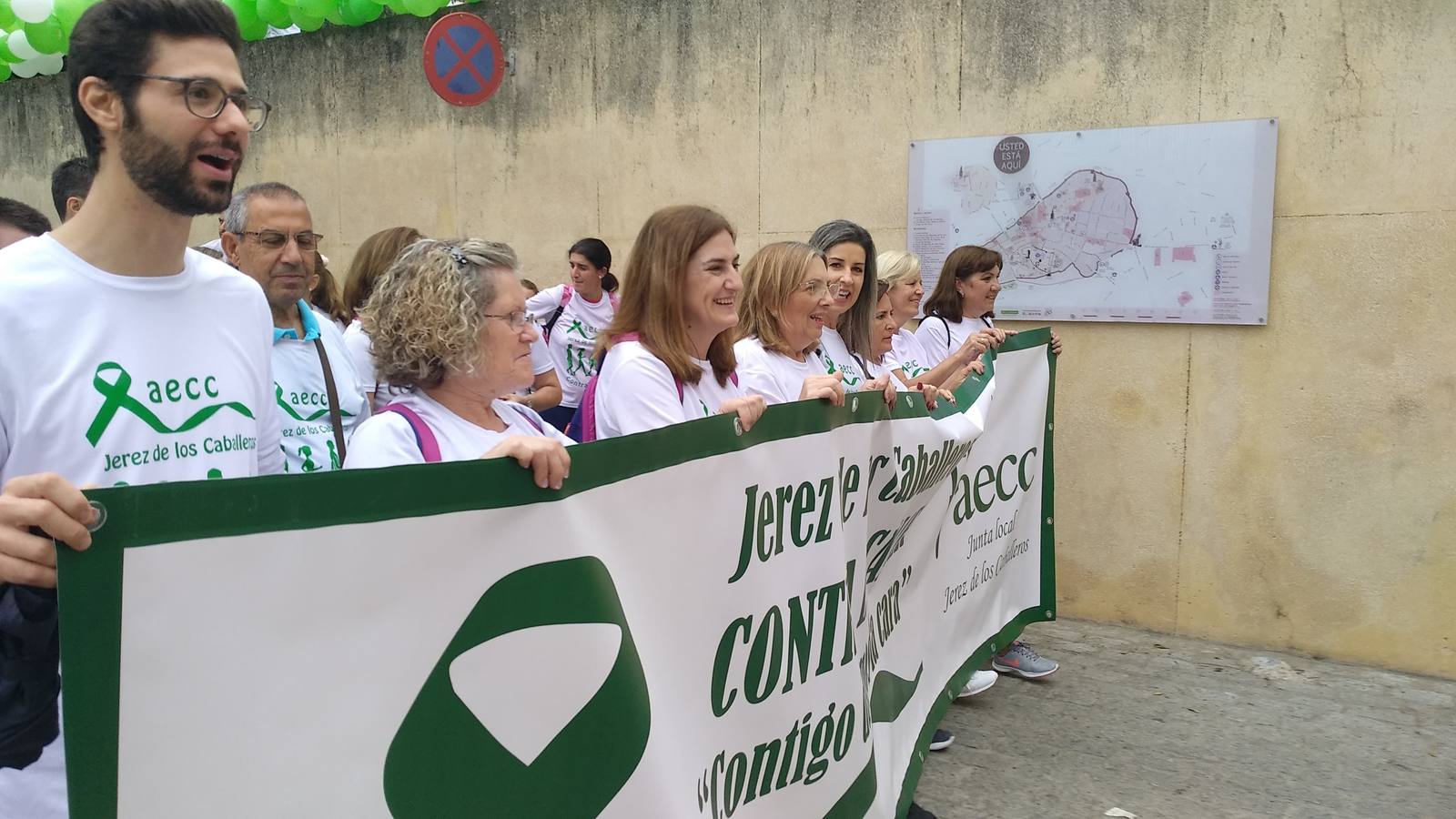 'Contra viento y marea' en sentido figurado, y contra la lluvia y los nubarrones, de manera real, La lucha contra el cáncer se impuso ayer en Jerez de los Caballeros a un día desapacible y sacó musculo con la celebración de la III Ruta contra esta enfermedad organizada por la junta local de la Asociación Española Contra el Cáncer (AECC) en esta ciudad.
