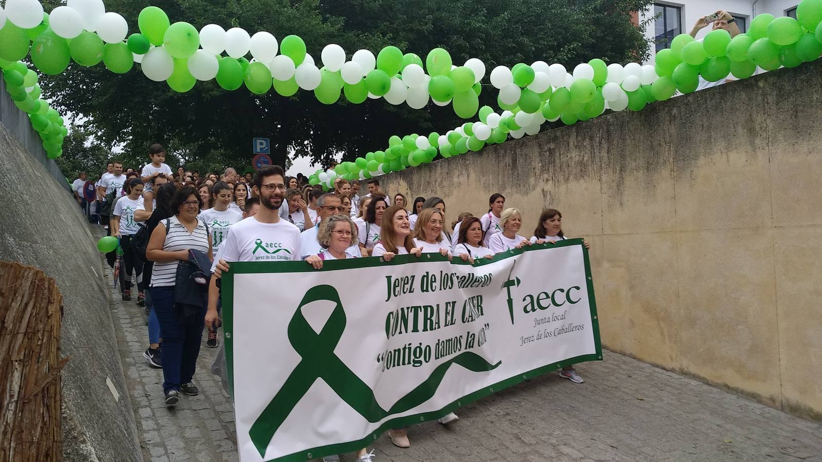 'Contra viento y marea' en sentido figurado, y contra la lluvia y los nubarrones, de manera real, La lucha contra el cáncer se impuso ayer en Jerez de los Caballeros a un día desapacible y sacó musculo con la celebración de la III Ruta contra esta enfermedad organizada por la junta local de la Asociación Española Contra el Cáncer (AECC) en esta ciudad.