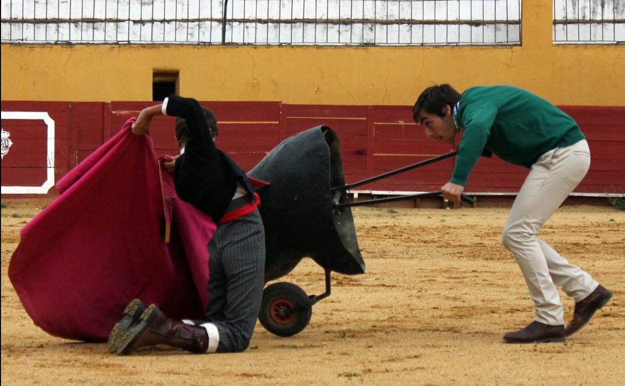 Comenzará con la lidia de un novillo a cargo de alumnos del Patronato de la Escuela de Tauromaquia de Badajoz.