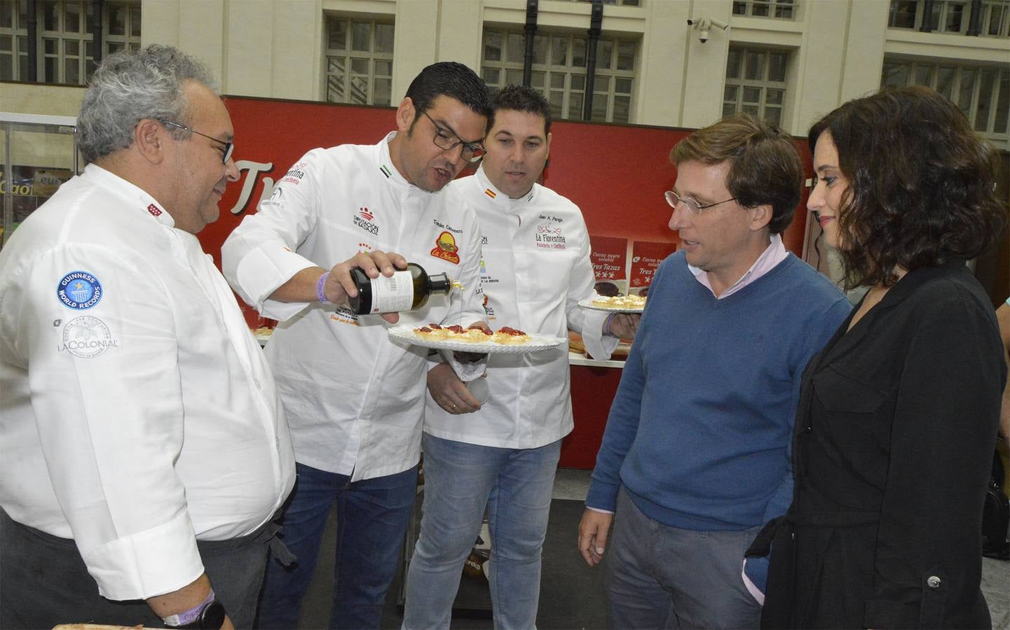 El pastelero villanovense Juan Antonio Parejo y el cocinero jerezano Tomás Carbonero han regresado «con muy buenas sensaciones y mejores expectativas» de la segunda edición del Salón Internacional del Chocolate de Madrid, celebrado el pasado fin de semana en el Palacio de Cibeles de la capital madrileña.