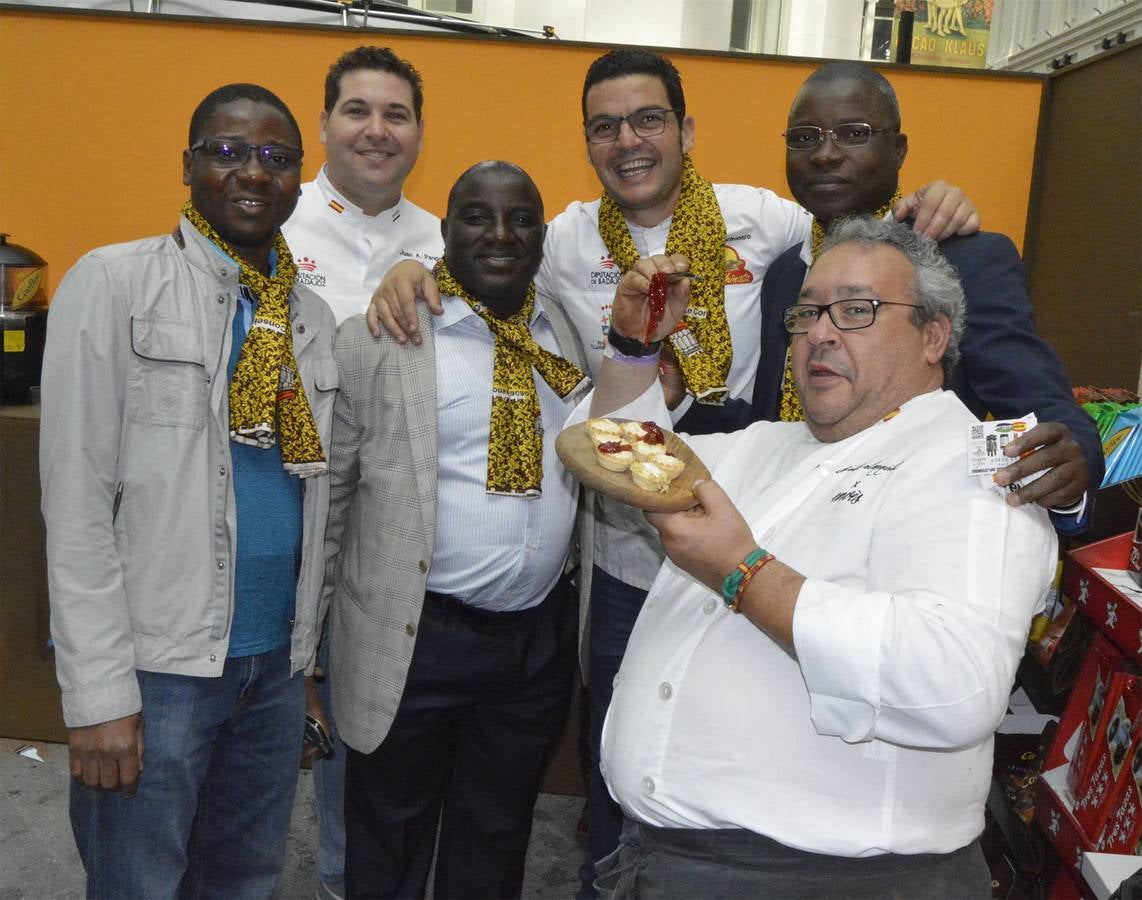 El pastelero villanovense Juan Antonio Parejo y el cocinero jerezano Tomás Carbonero han regresado «con muy buenas sensaciones y mejores expectativas» de la segunda edición del Salón Internacional del Chocolate de Madrid, celebrado el pasado fin de semana en el Palacio de Cibeles de la capital madrileña.