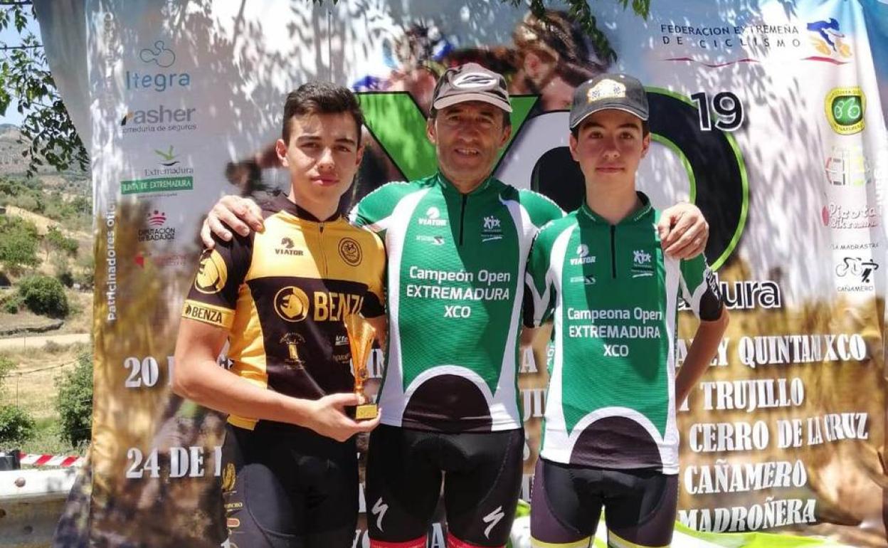 José Julián Antúnez, en el centro de la imagen, con su hijo Pablo y Hugo Ceberino, dos promesas del ciclismo jerezano.